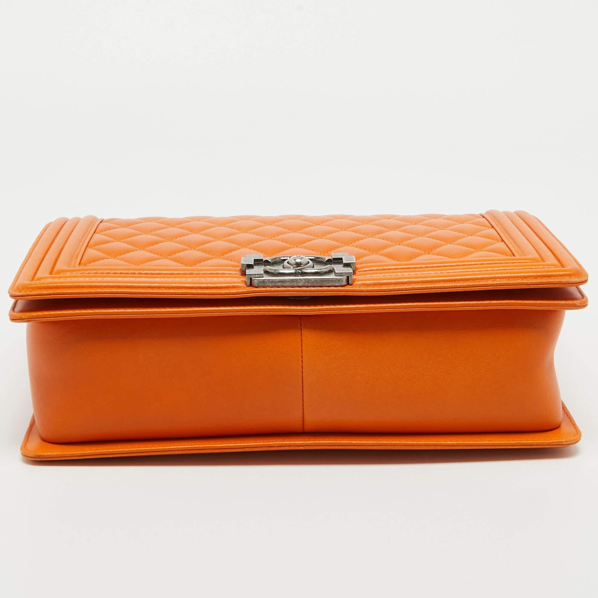 Chanel Orange gesteppte Ledertasche New Medium Boy Bag aus Leder im Angebot 1