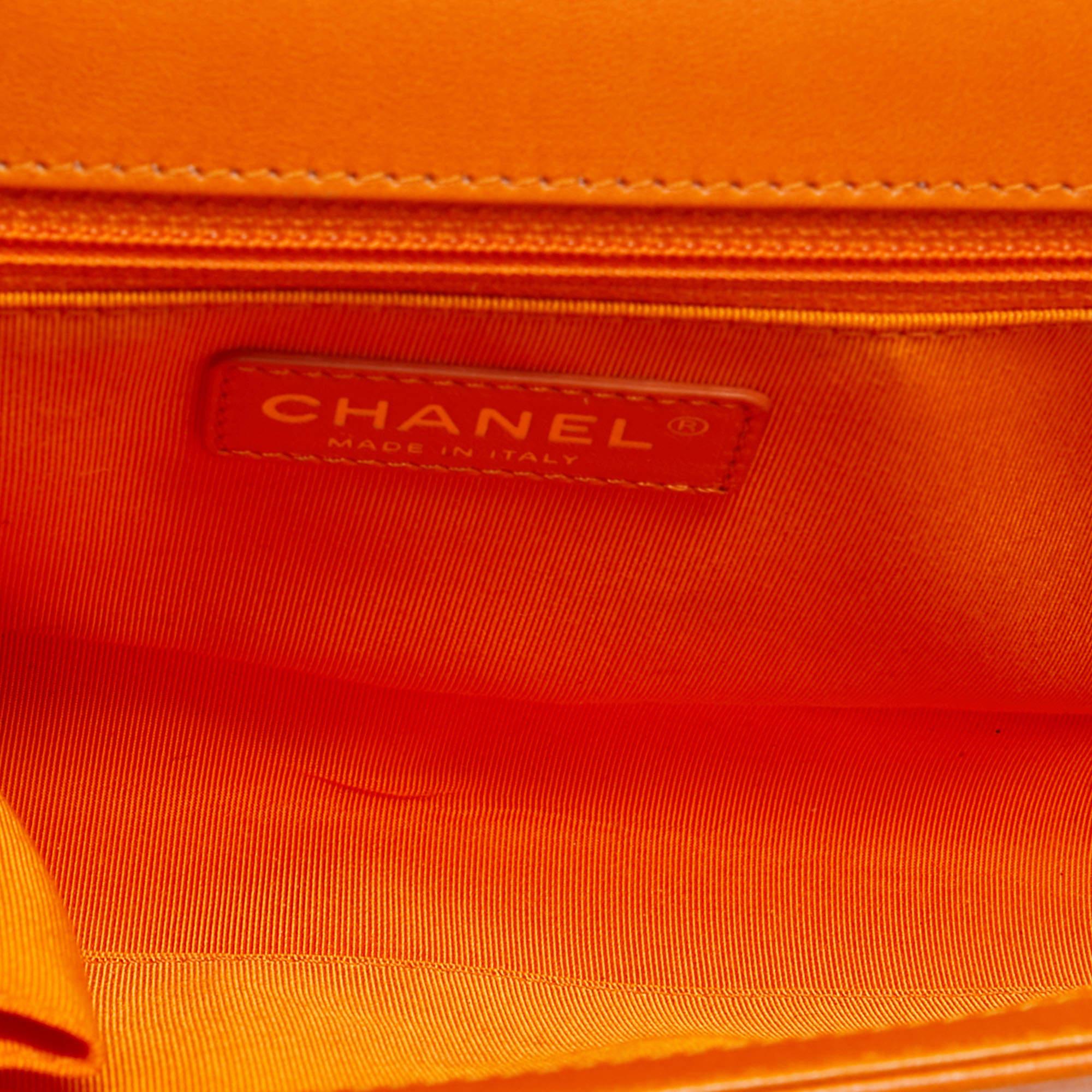 Chanel Orange gesteppte Ledertasche New Medium Boy Bag aus Leder im Angebot 2