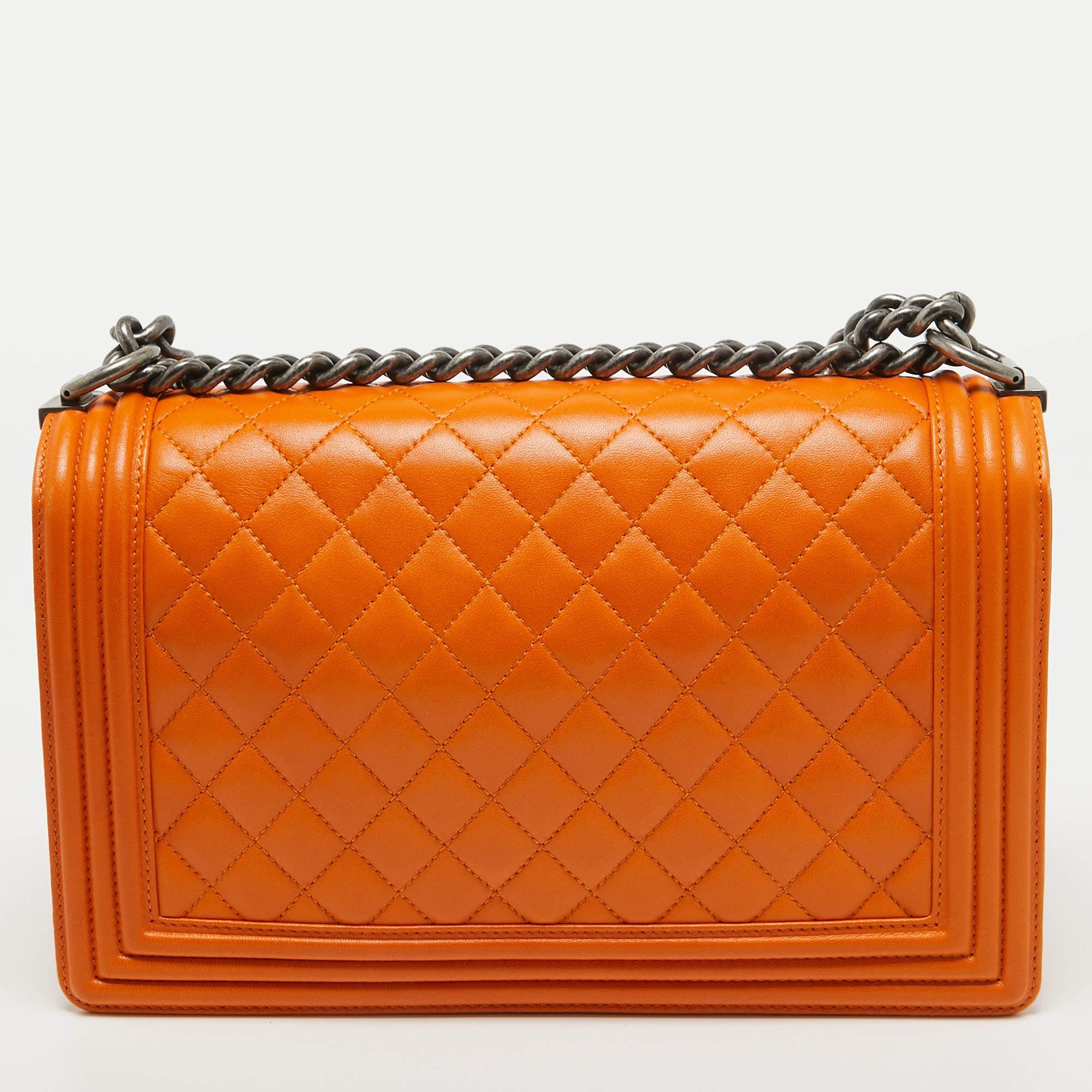 Chanel Orange gesteppte Ledertasche New Medium Boy Bag aus Leder im Angebot 3