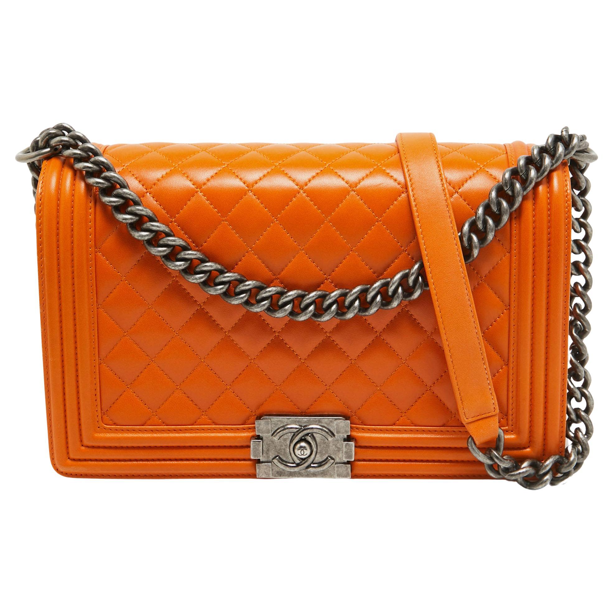 Chanel Orange gesteppte Ledertasche New Medium Boy Bag aus Leder im Angebot