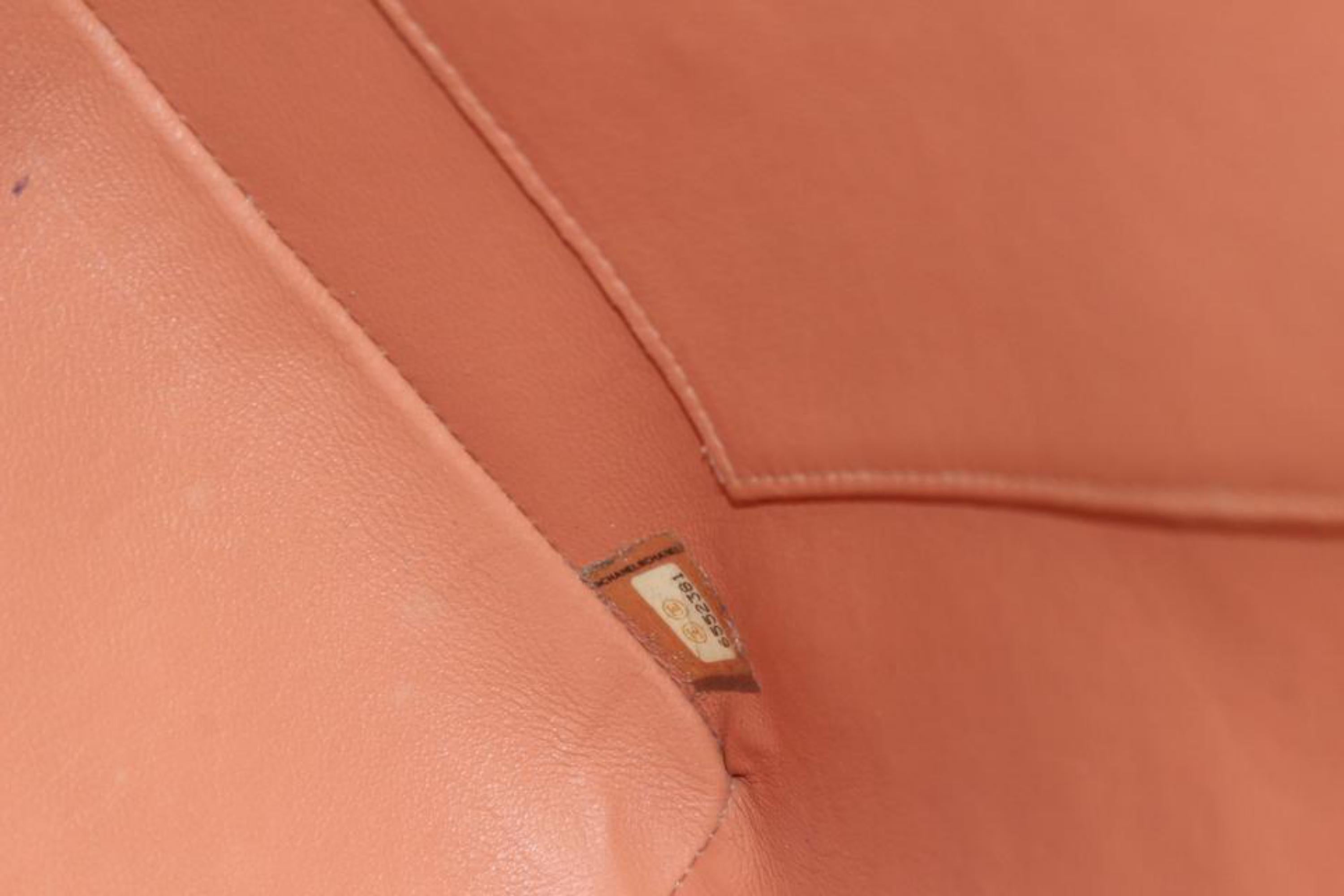 Chanel - Fourre-tout matelassé orange saumon matelassé avec logo CC et médaillon argenté à fermeture éclair 1027c3 en vente 6