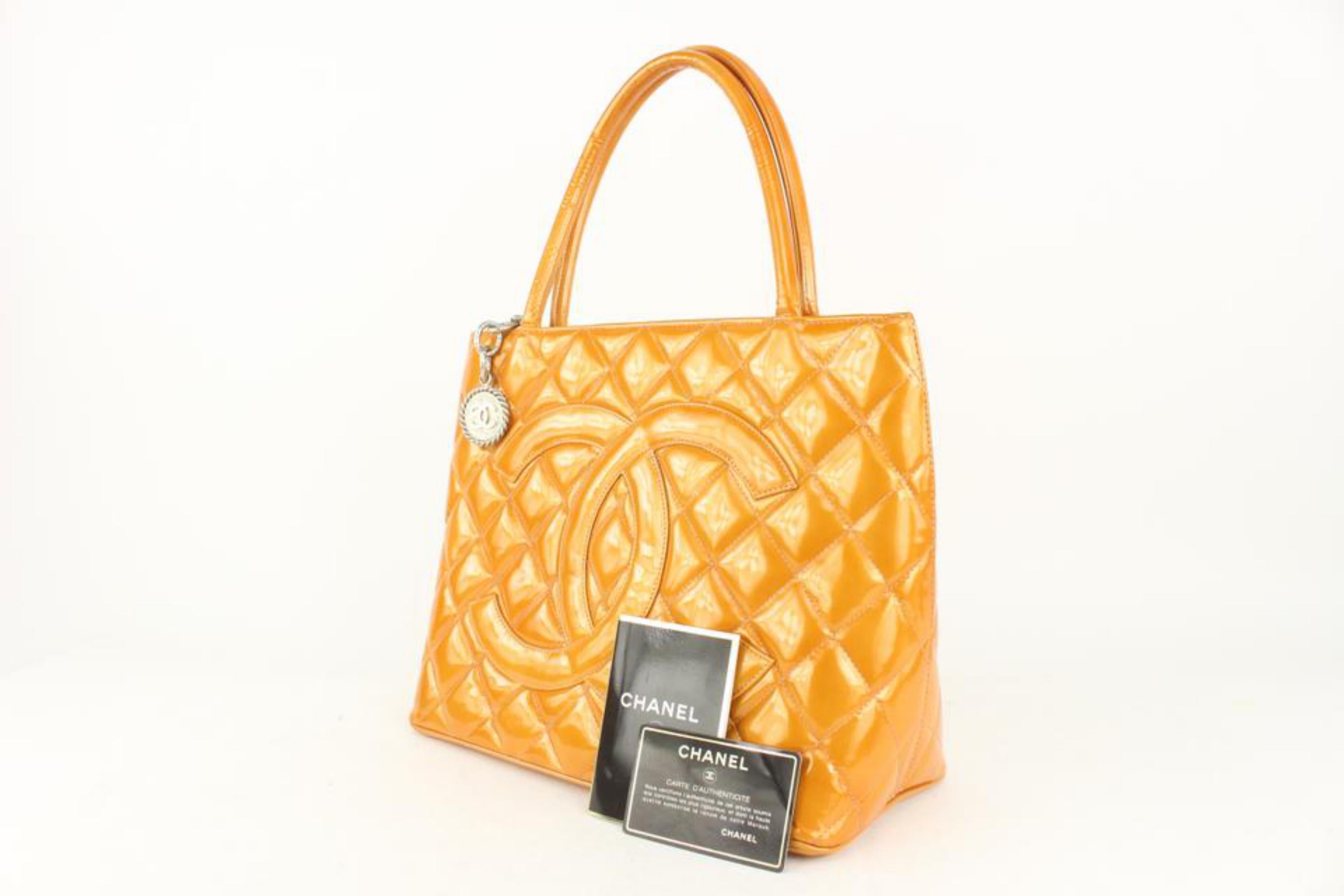 Chanel Orange-Salmon gesteppt Patent CC Logo Silber Medaillon Reißverschluss Tote 1027c3 im Angebot 8