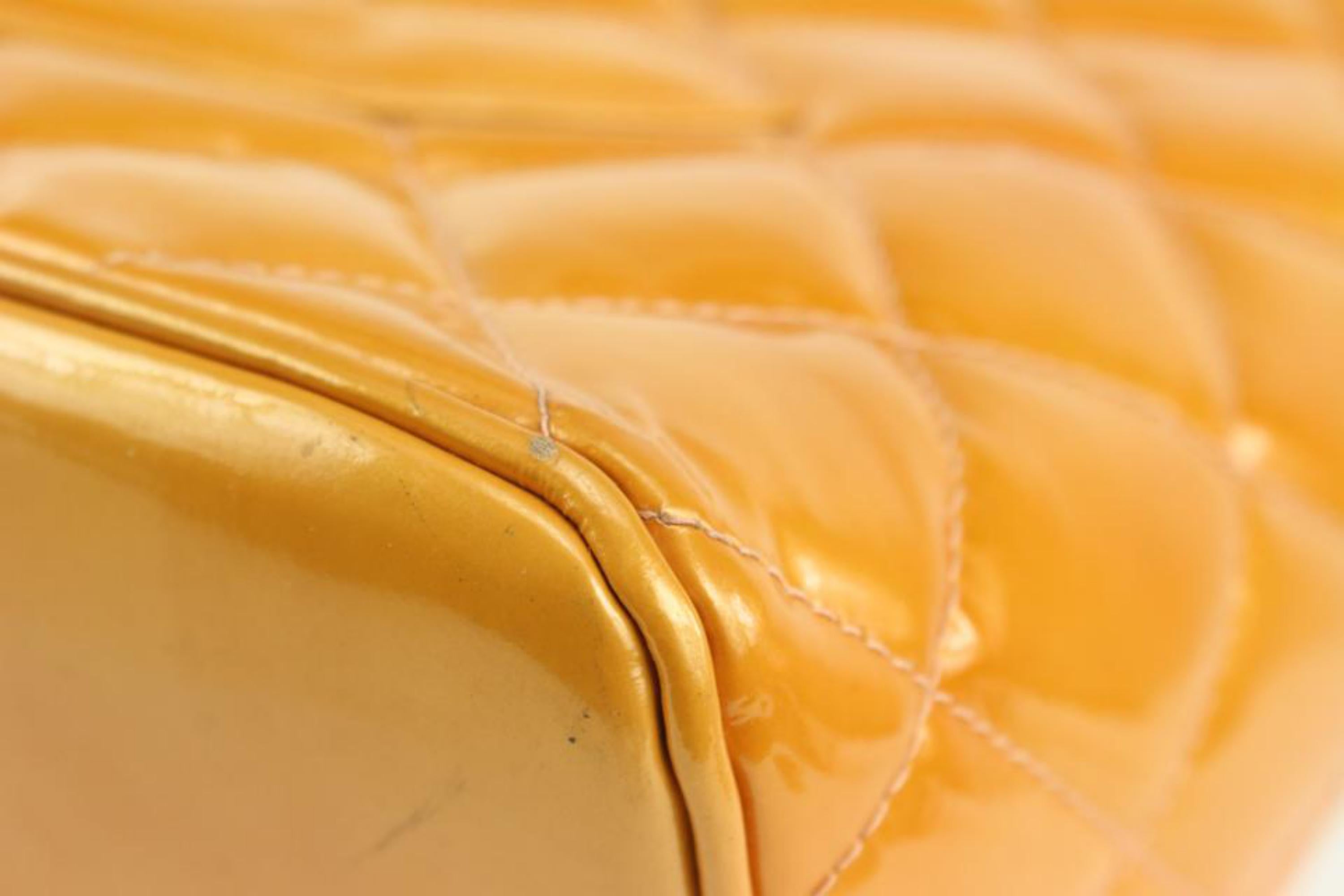 Orange Chanel - Fourre-tout matelassé orange saumon matelassé avec logo CC et médaillon argenté à fermeture éclair 1027c3 en vente