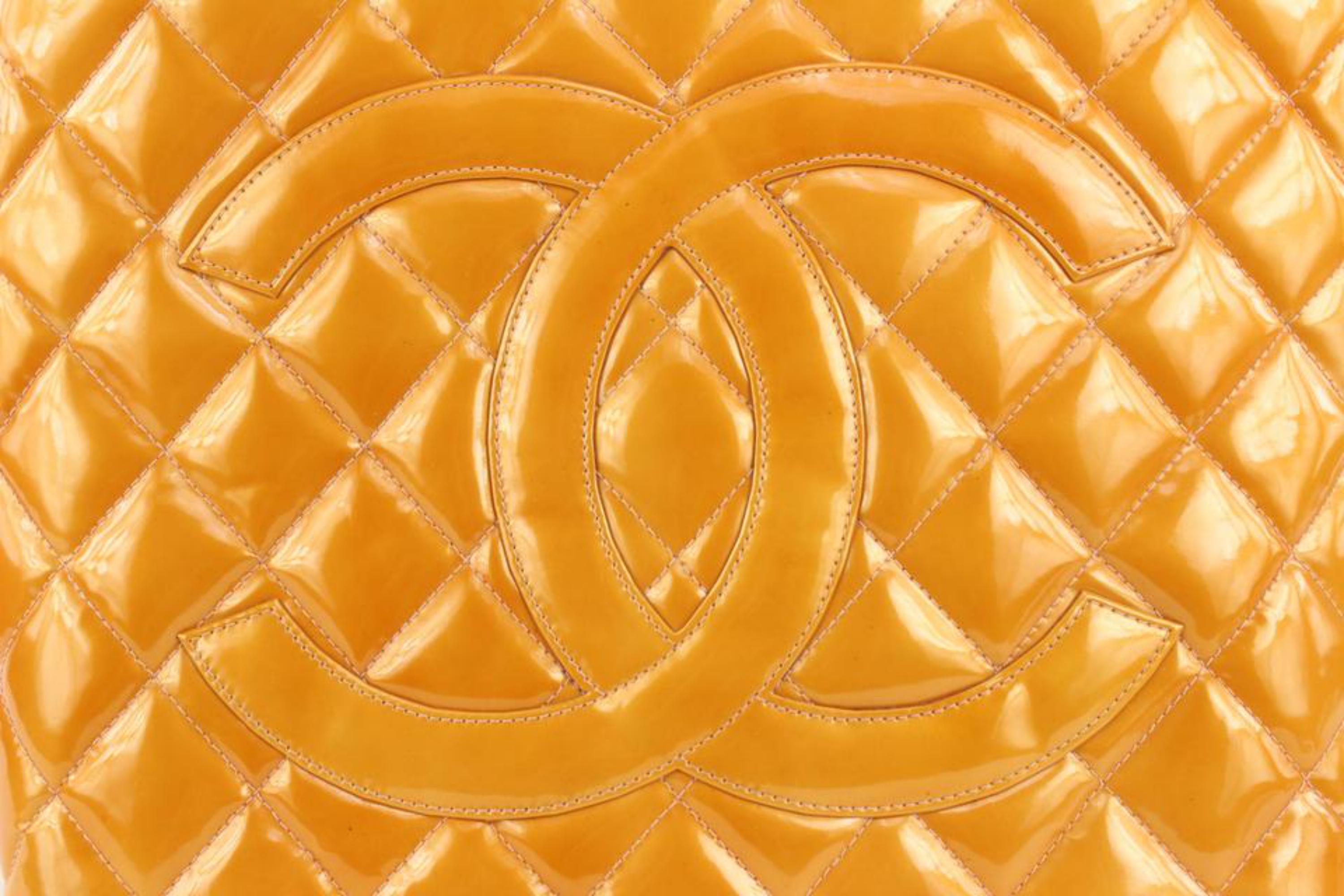 Chanel Orange-Salmon gesteppt Patent CC Logo Silber Medaillon Reißverschluss Tote 1027c3 Damen im Angebot