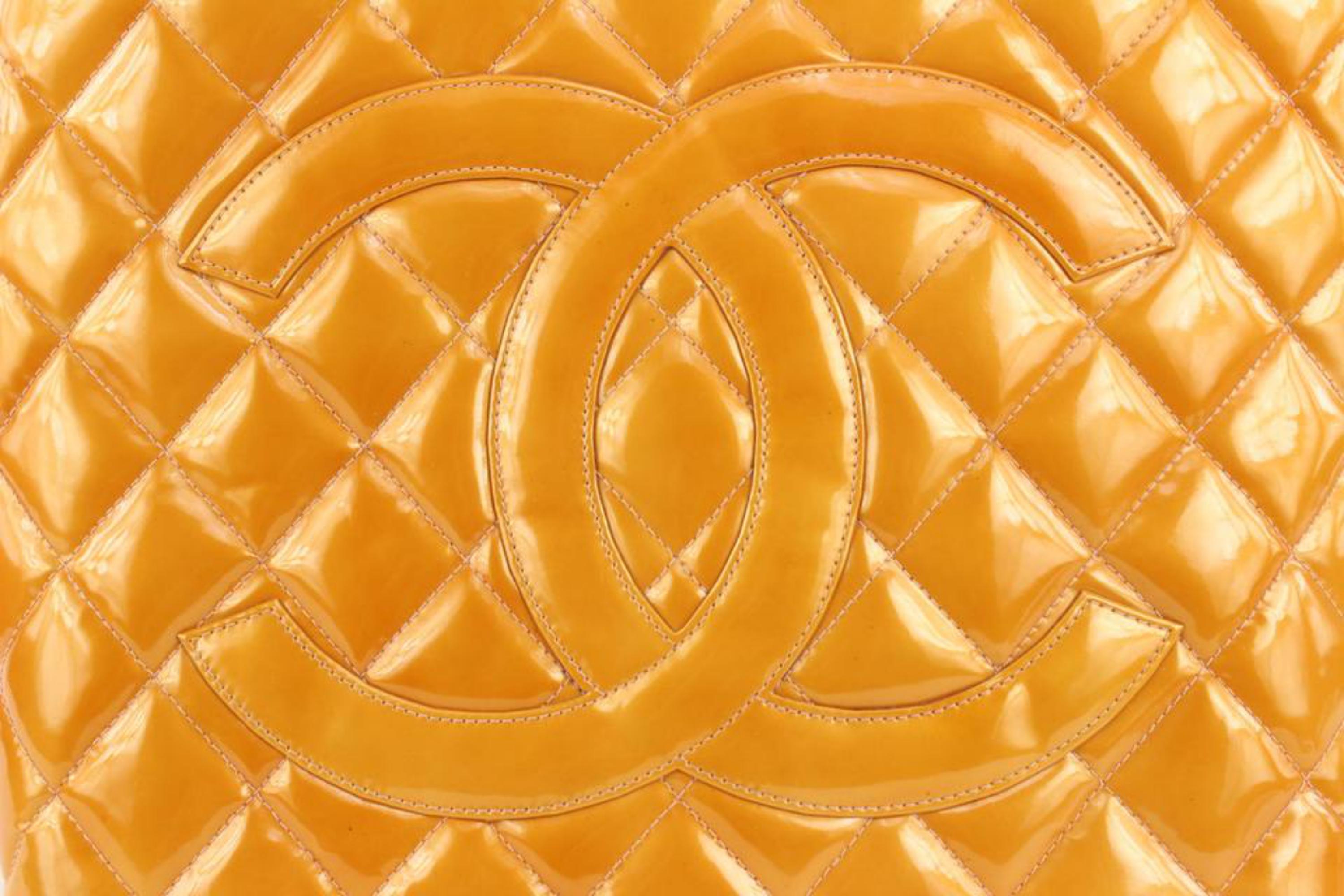 Chanel - Fourre-tout matelassé orange saumon matelassé avec logo CC et médaillon argenté à fermeture éclair 1027c3 Bon état - En vente à Dix hills, NY
