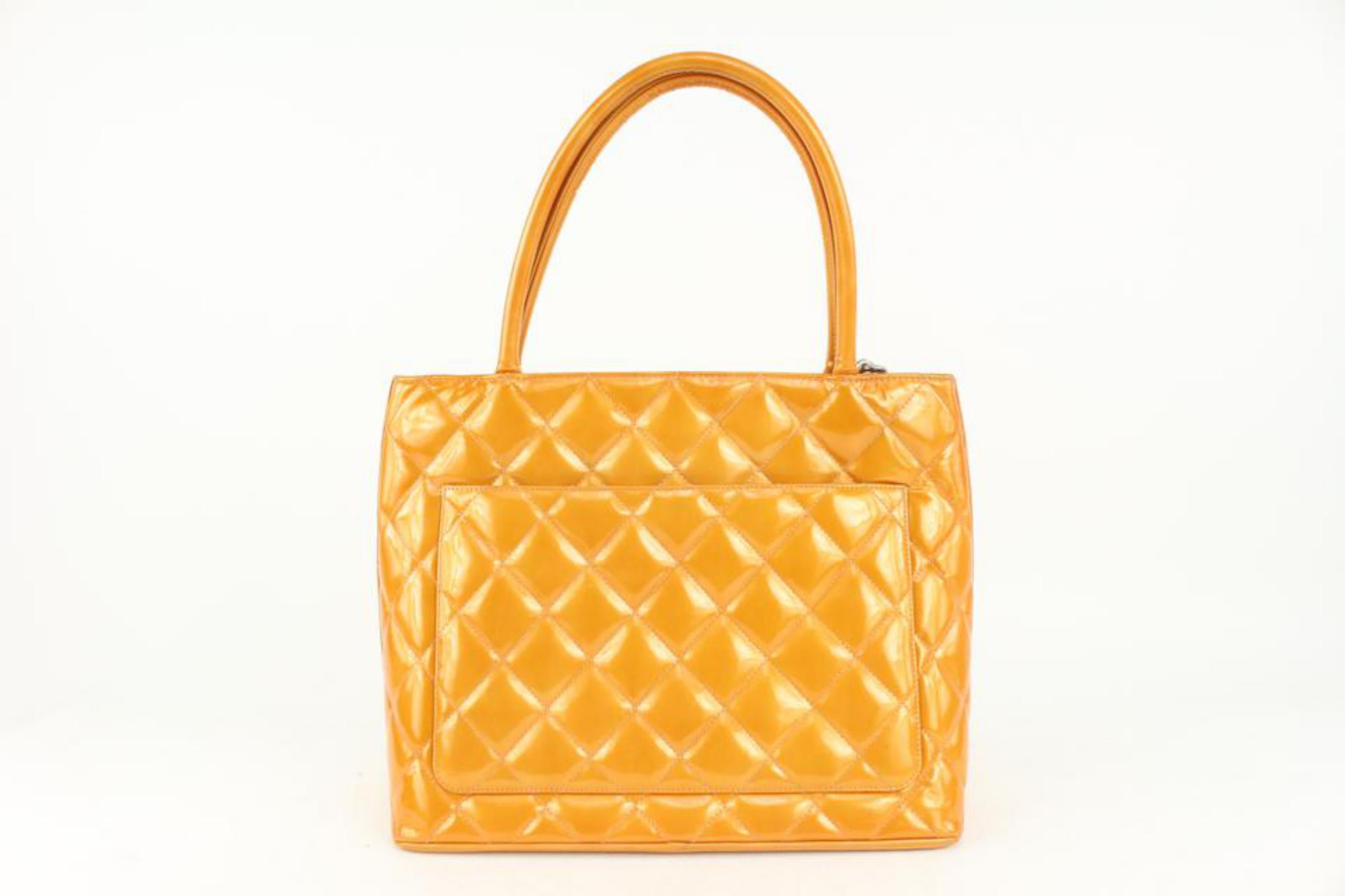 Chanel Orange-Salmon gesteppt Patent CC Logo Silber Medaillon Reißverschluss Tote 1027c3 im Angebot 1