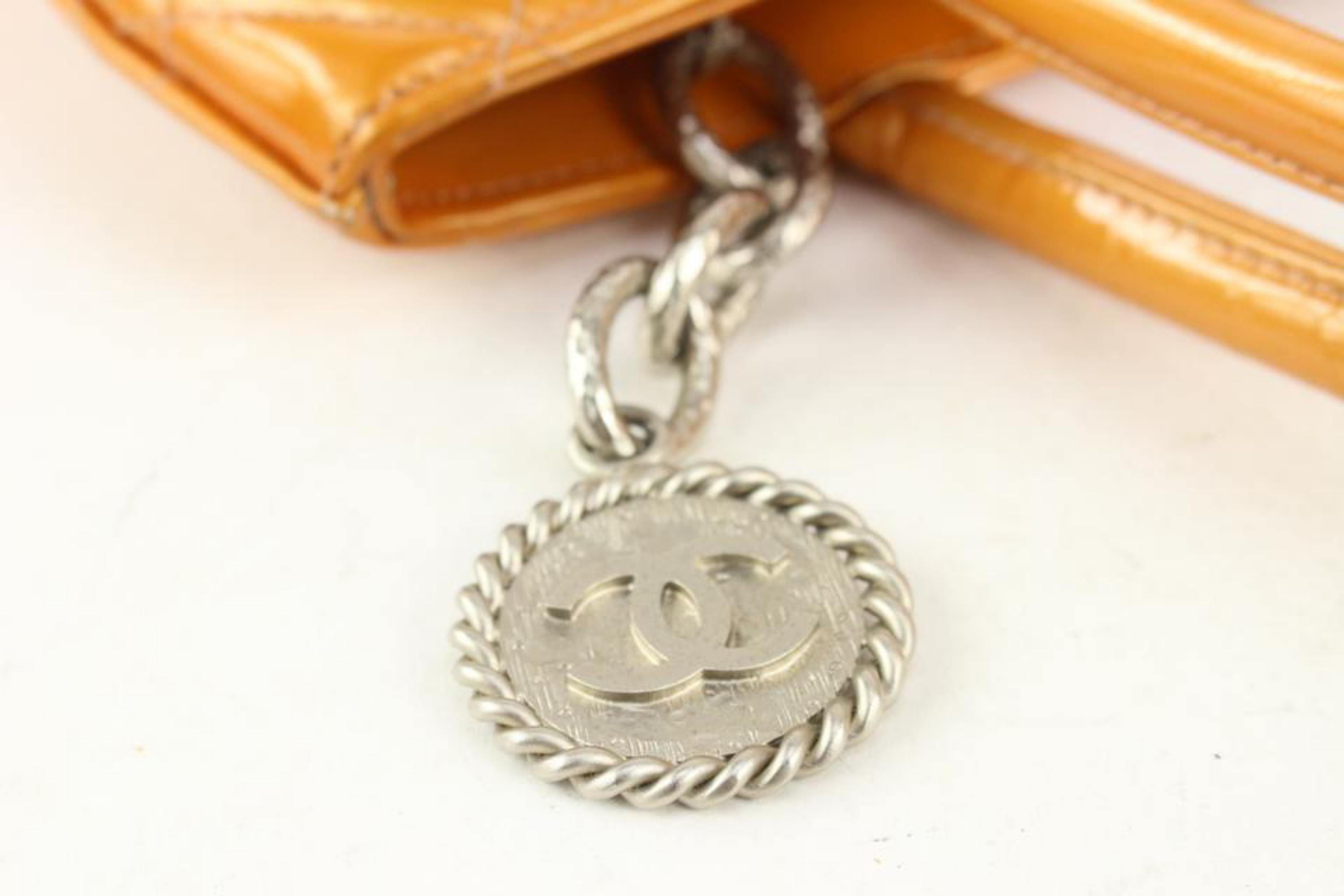 Chanel Orange-Salmon gesteppt Patent CC Logo Silber Medaillon Reißverschluss Tote 1027c3 im Angebot 3