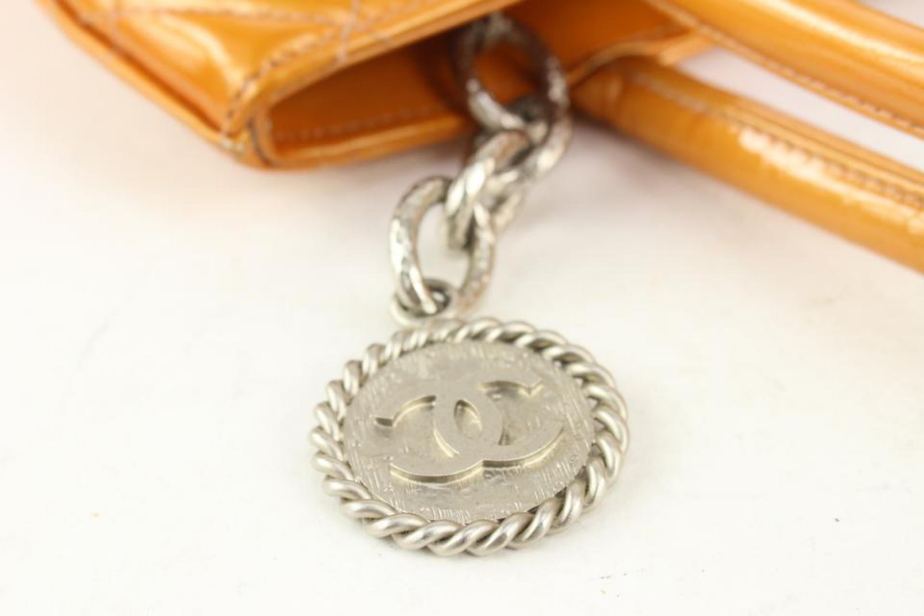 Chanel - Fourre-tout matelassé orange saumon matelassé avec logo CC et médaillon argenté à fermeture éclair 1027c3 en vente 2