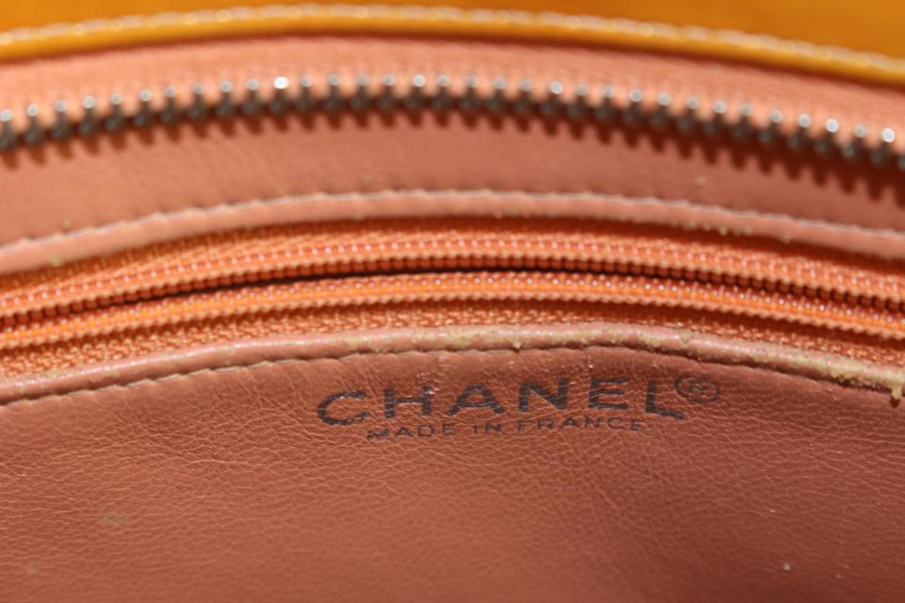 Chanel - Fourre-tout matelassé orange saumon matelassé avec logo CC et médaillon argenté à fermeture éclair 1027c3 en vente 3