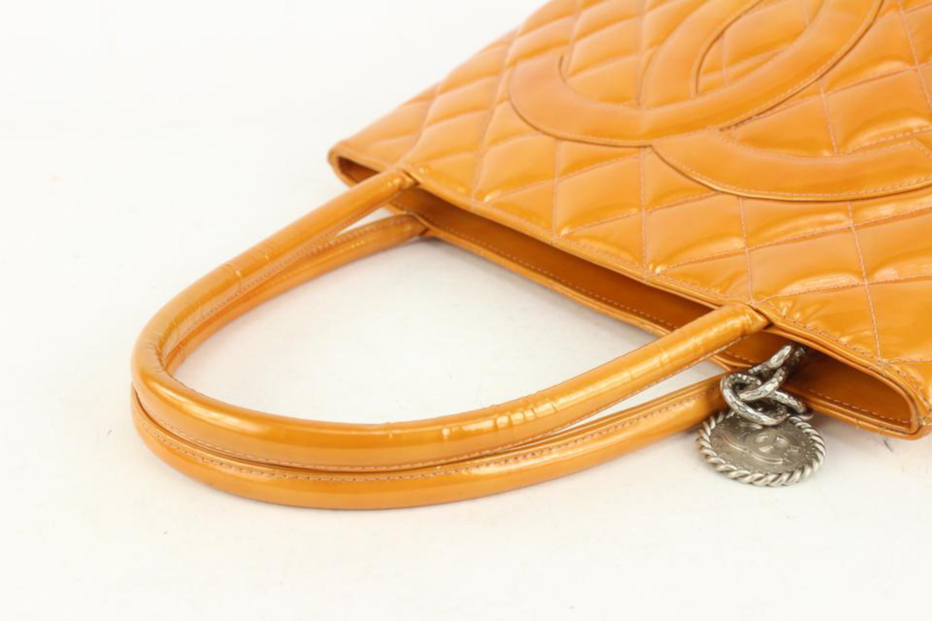Chanel Orange-Salmon gesteppt Patent CC Logo Silber Medaillon Reißverschluss Tote 1027c3 im Angebot 5