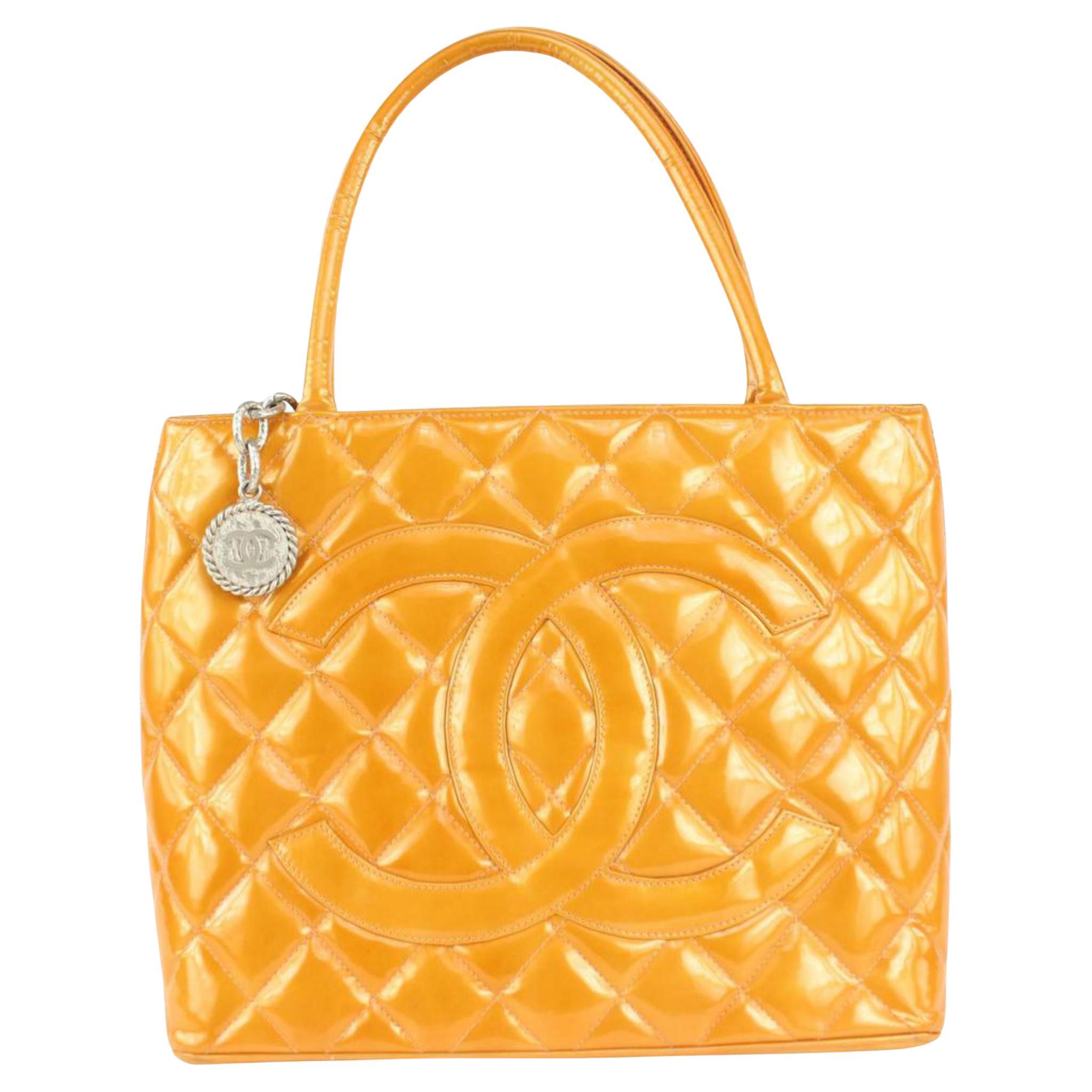 Chanel - Fourre-tout matelassé orange saumon matelassé avec logo CC et médaillon argenté à fermeture éclair 1027c3