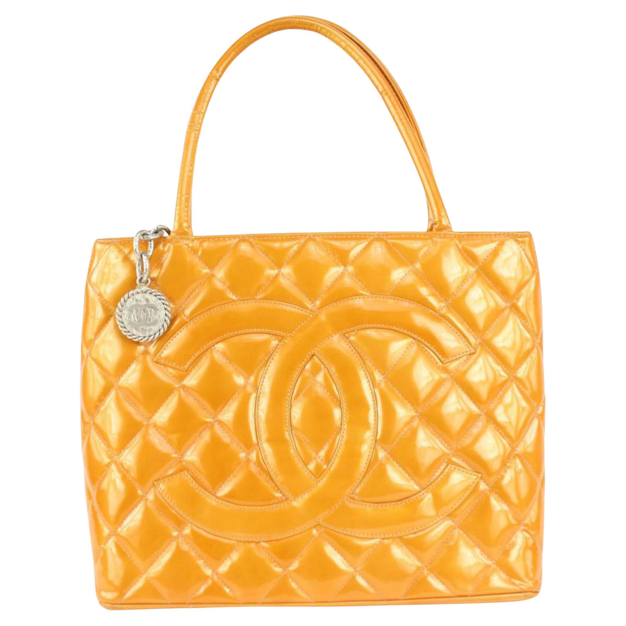 Chanel Orange-Salmon gesteppt Patent CC Logo Silber Medaillon Reißverschluss Tote 1027c3 im Angebot