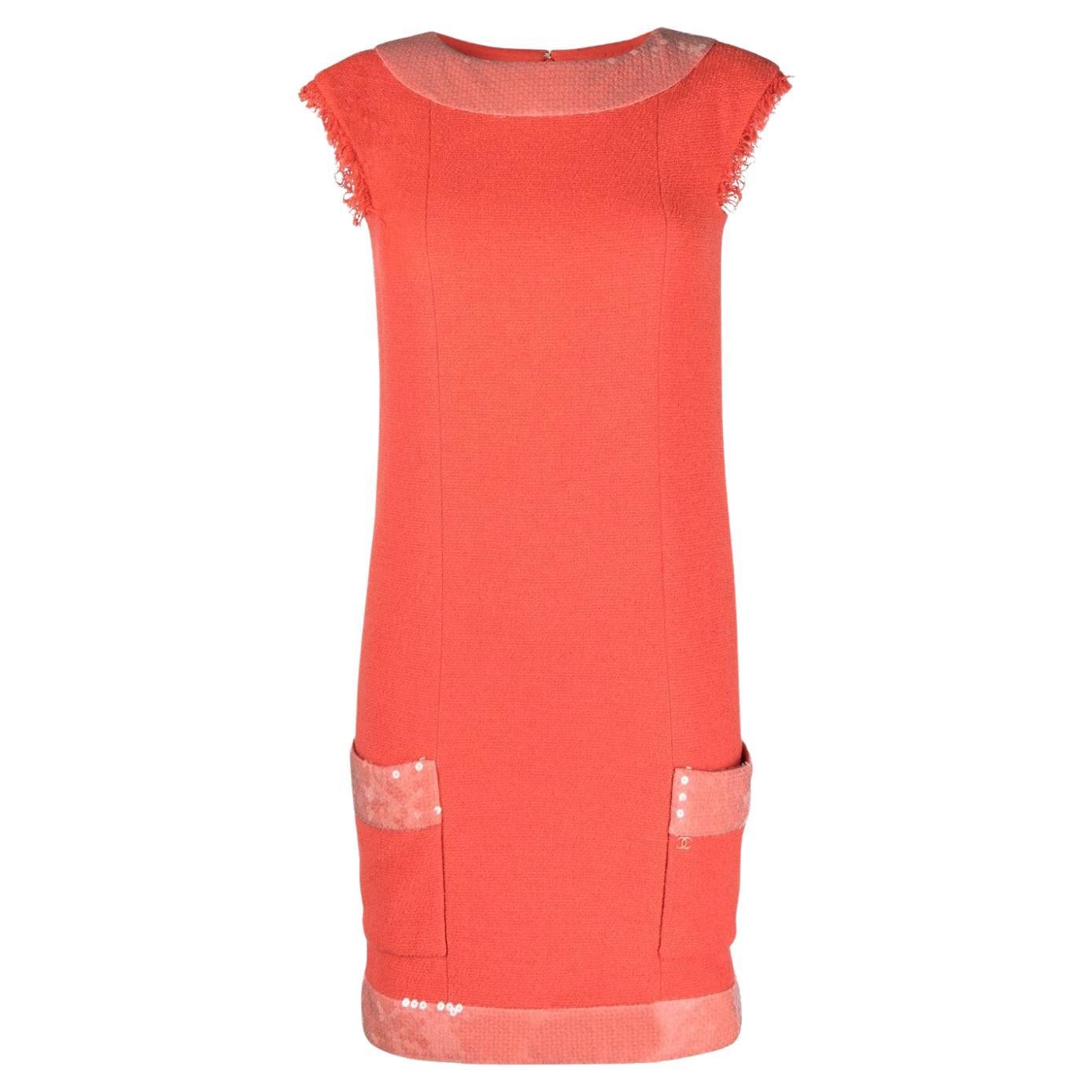Chanel  Ärmelloses Kleid aus Tweed in Orange mit Paillettenverzierung im Angebot
