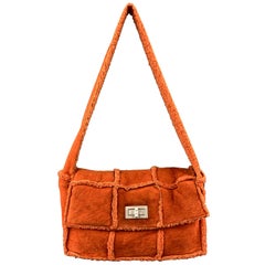 CHANEL - Sac à main matelassé en peau de mouton orange avec fermeture à clé