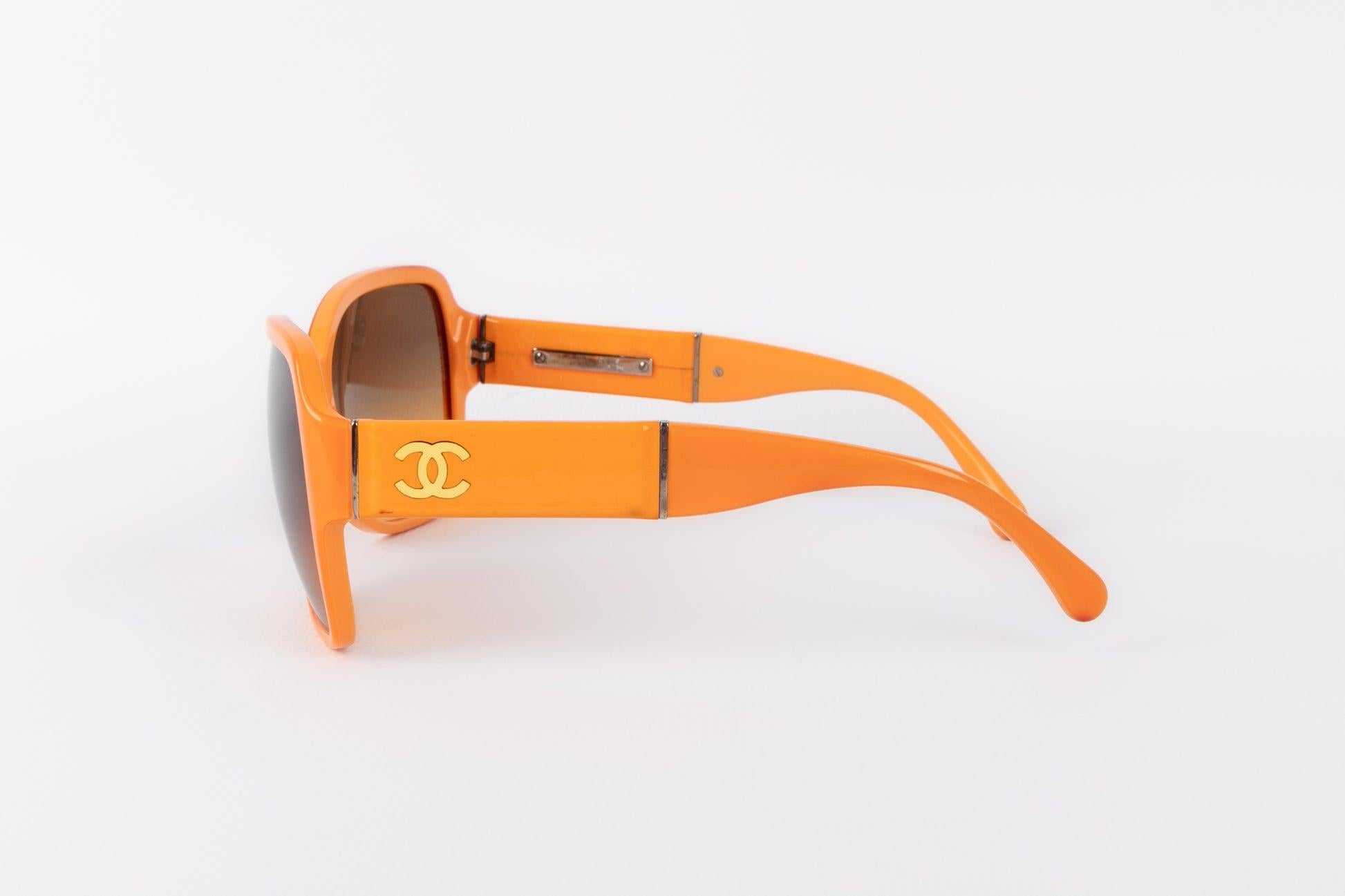 Chanel - (Made in Italy) Sonnenbrille mit cc-Logos an den Bügeln.

Zusätzliche Informationen: 
Zustand: Sehr guter Zustand
Abmessungen: Einzelgröße
 
Verkäufer-Referenz: ACC92