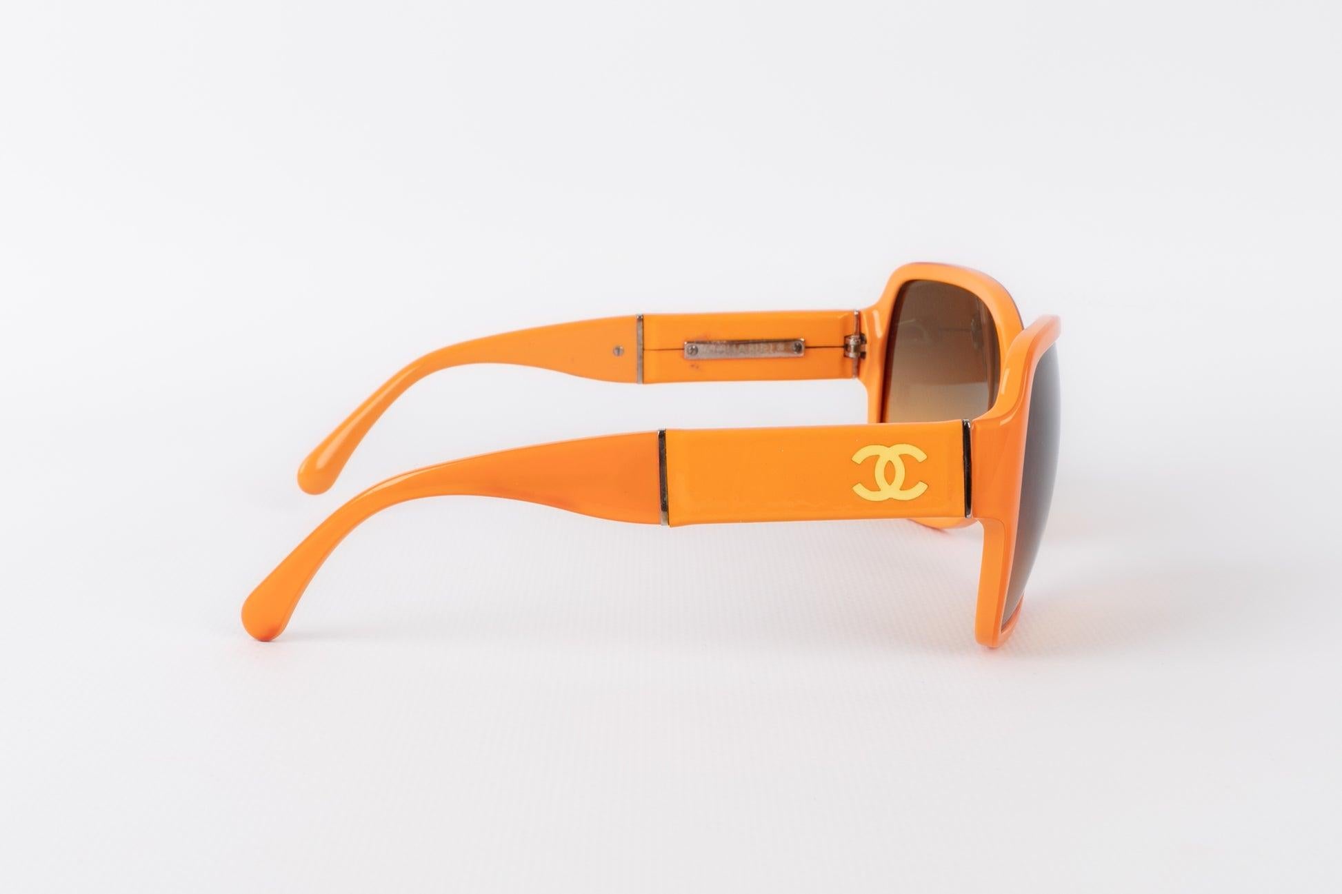 Chanel Orange Sunglasses with CC Logos In Excellent Condition For Sale In SAINT-OUEN-SUR-SEINE, FR