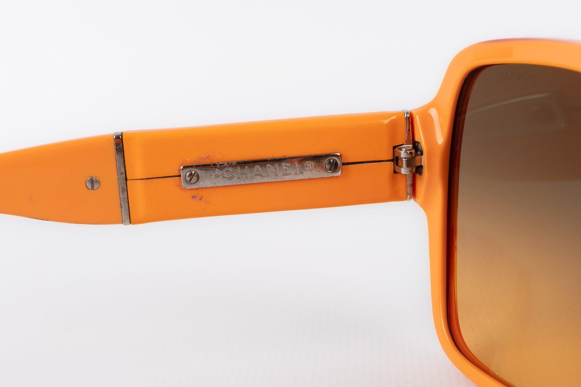 Chanel Orange Sonnenbrille mit CC Logos Damen im Angebot