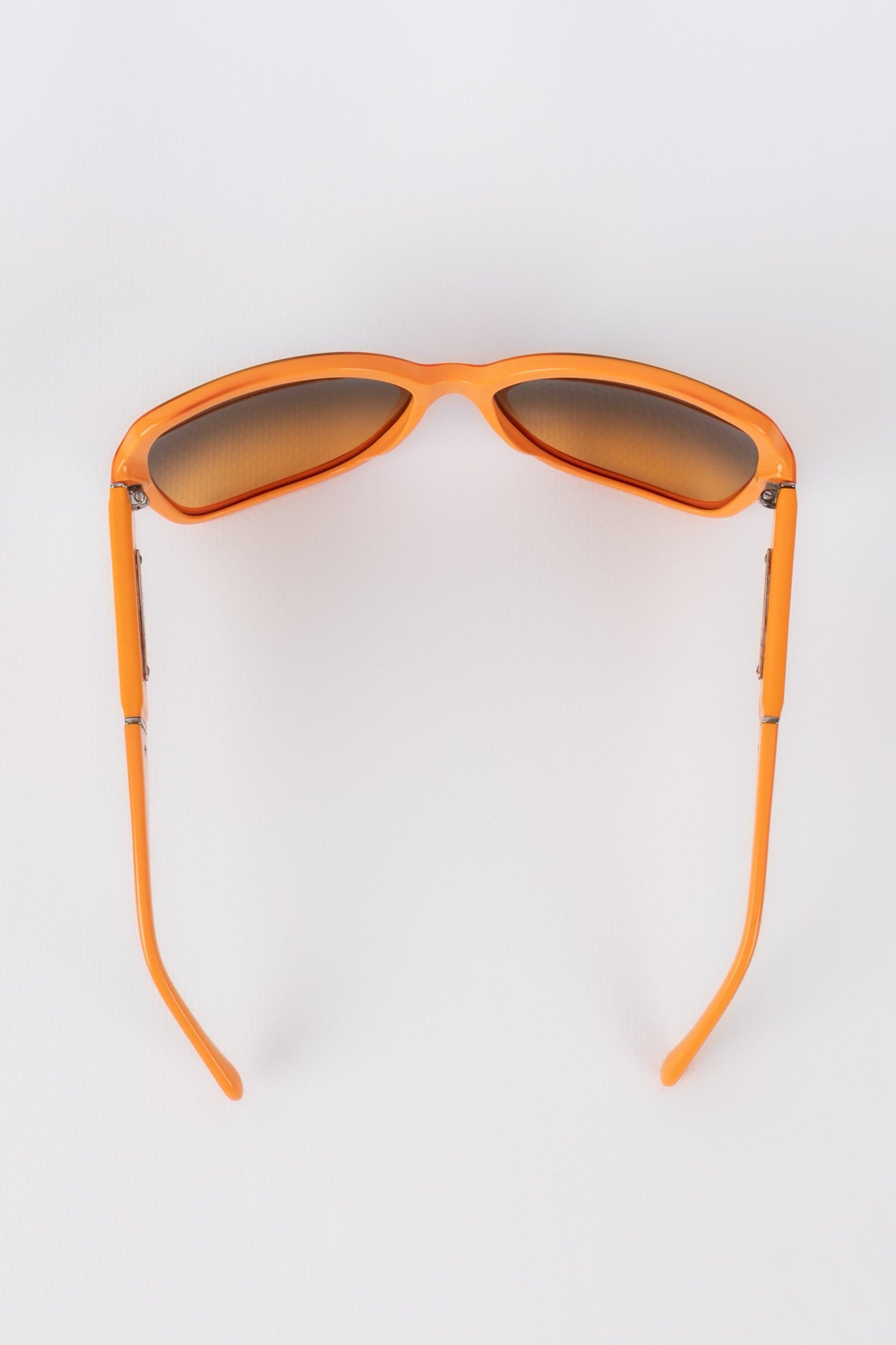 Chanel Orange Sonnenbrille mit CC Logos im Angebot 2