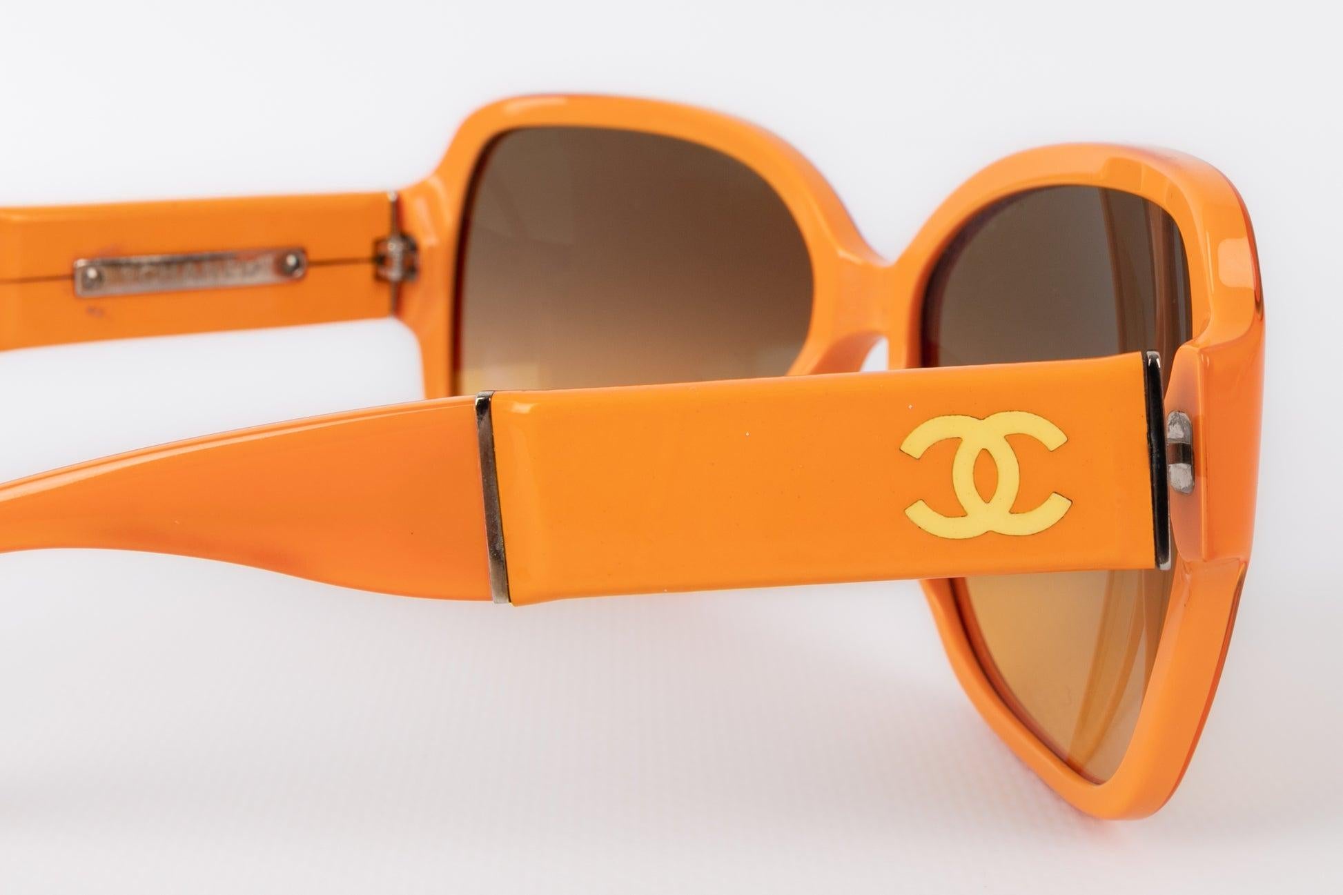 Chanel Orange Sonnenbrille mit CC Logos im Angebot 3
