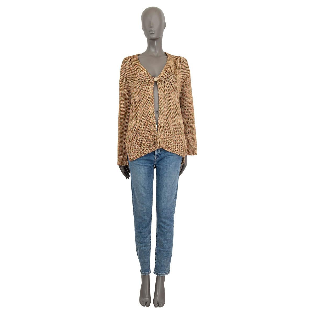 Cardigan en tricot surdimensionné 100 % authentique Chanel printemps/été 2017 en coton orange, jaune et noir (50 %), polyester (45 %) et nylon (5 %). Ce modèle présente de longues manches et des opales avec un bouton doré à l'avant. Non doublé. Elle