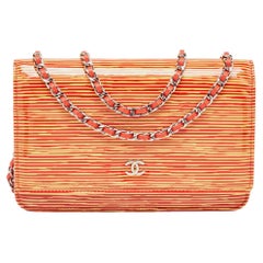 Chanel - Portefeuille CC en cuir et vernis à rayures orange/jaune sur chaîne