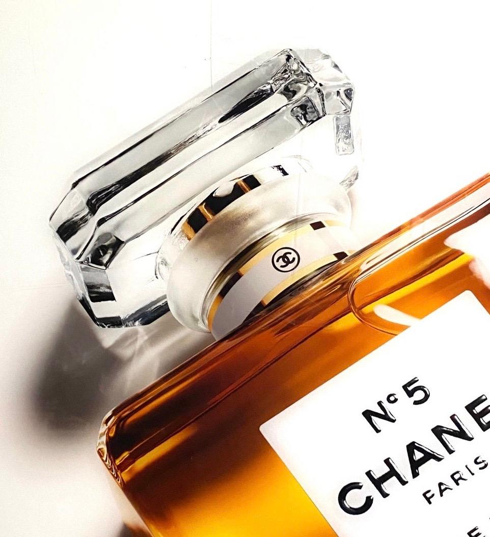 Chanel Original Advertising Perfume Store Display in Plexiglass In Good Condition In West Hartford, CT