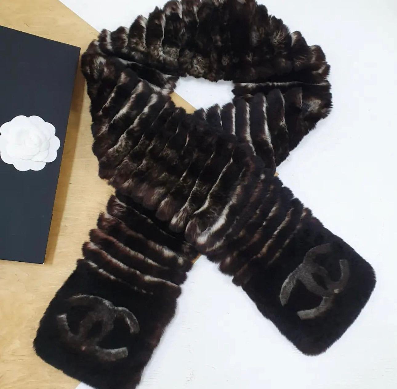 CHANEL scarf in brown orylag (rare rabbit fur) fur, soft and rare material and 'CC' in black on both ends.
146*14 cm
Very good condition.
Comes with nothing.
