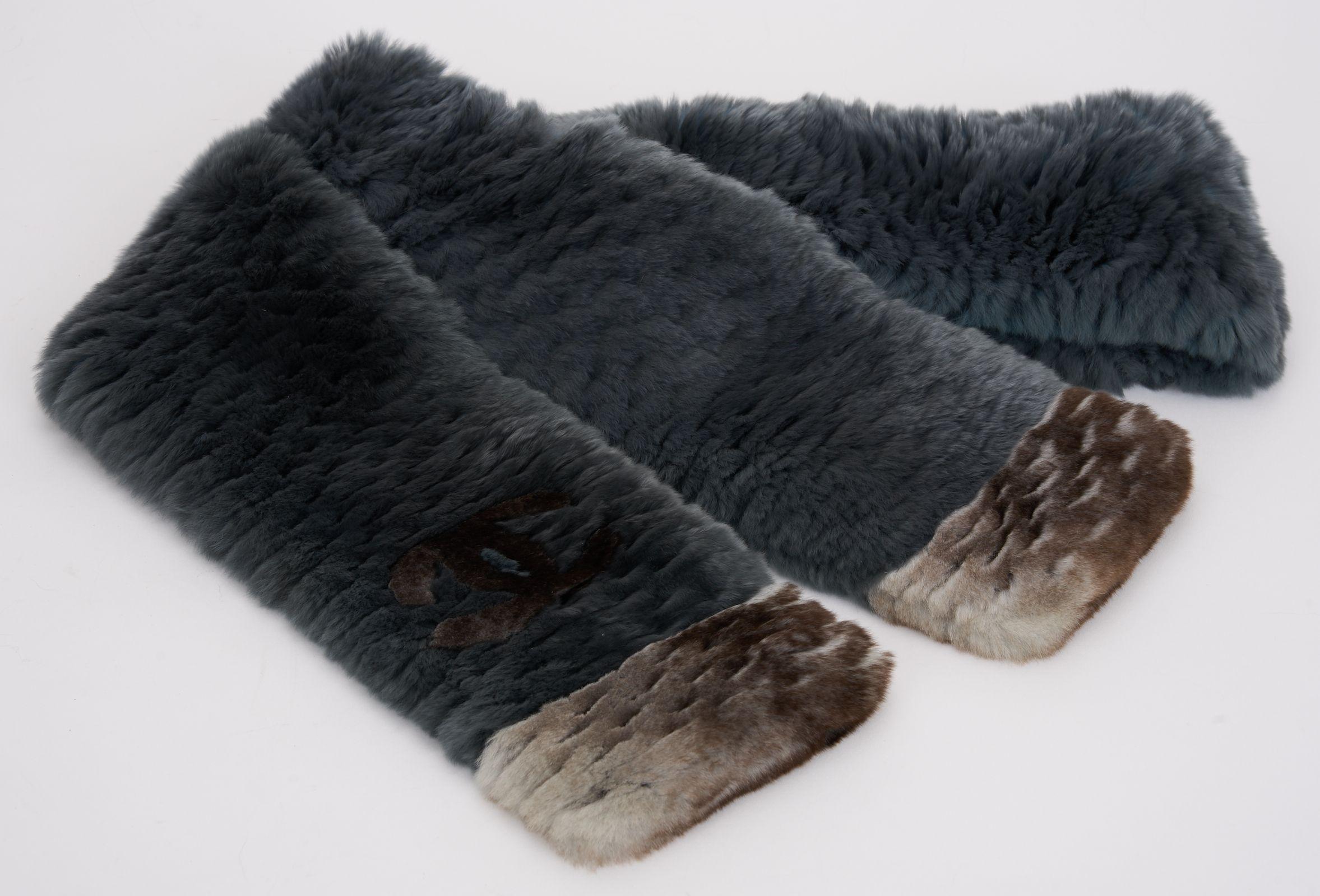 Nero Chanel Orylag Fur Two-Tone Logo Scarf NEW in vendita