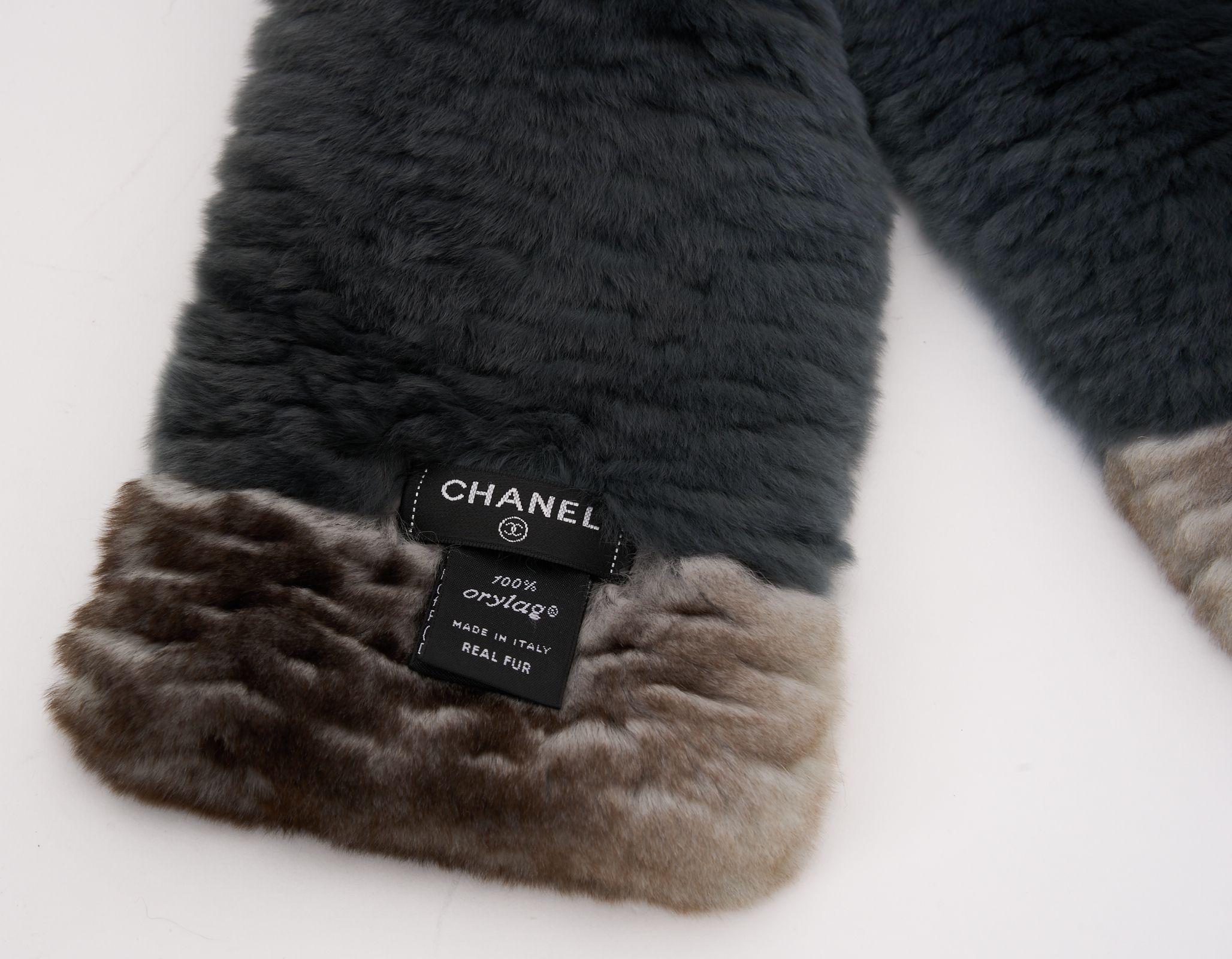 Donna Chanel Orylag Fur Two-Tone Logo Scarf NEW in vendita