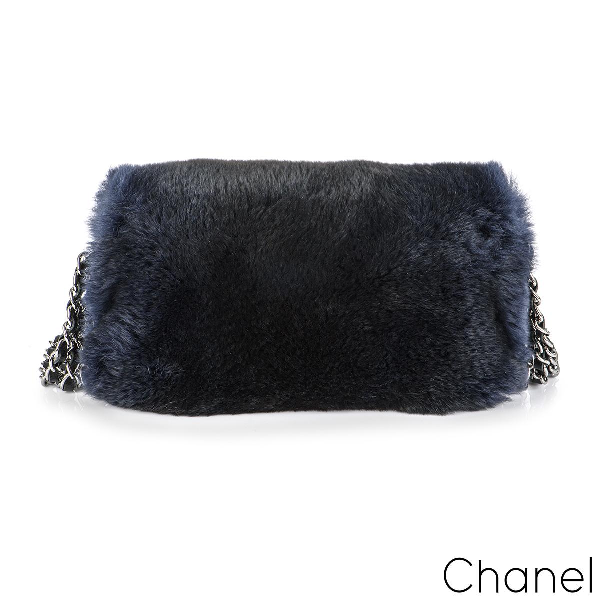 Eine stilvolle und schicke Chanel Orylag Klappentasche aus der Herbst/Winter 2015 Act 1 Collection. Das Äußere dieser Tasche besteht aus einem marineblauen Oryllpelz mit silberfarbener, antikisierter Hardware. Sie verfügt über den charakteristischen