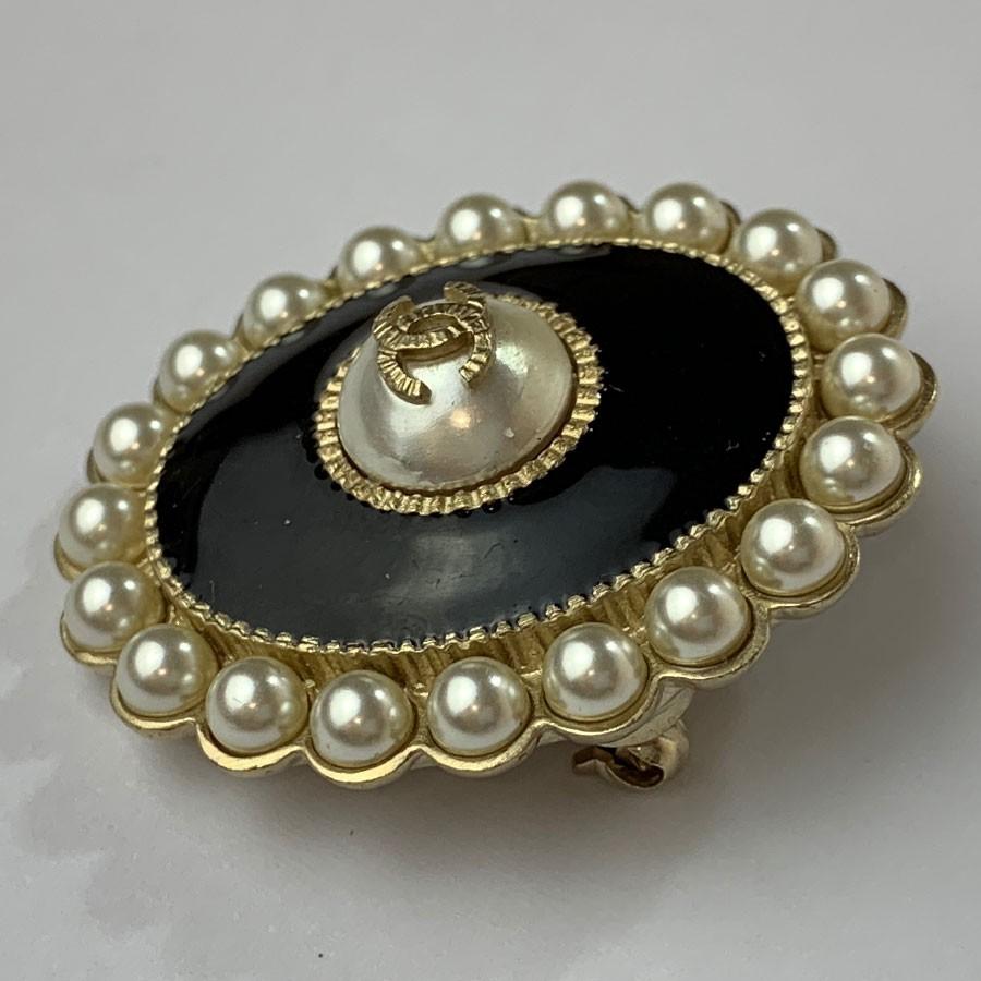Chanel Ovale Brosche mit Perlen Damen im Angebot