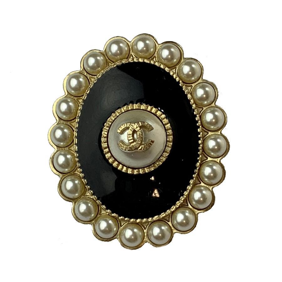 Chanel Ovale Brosche mit Perlen im Angebot 1