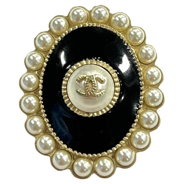 Chanel Ovale Brosche mit Perlen im Angebot