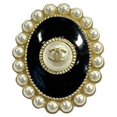 Chanel Ovale Brosche mit Perlen