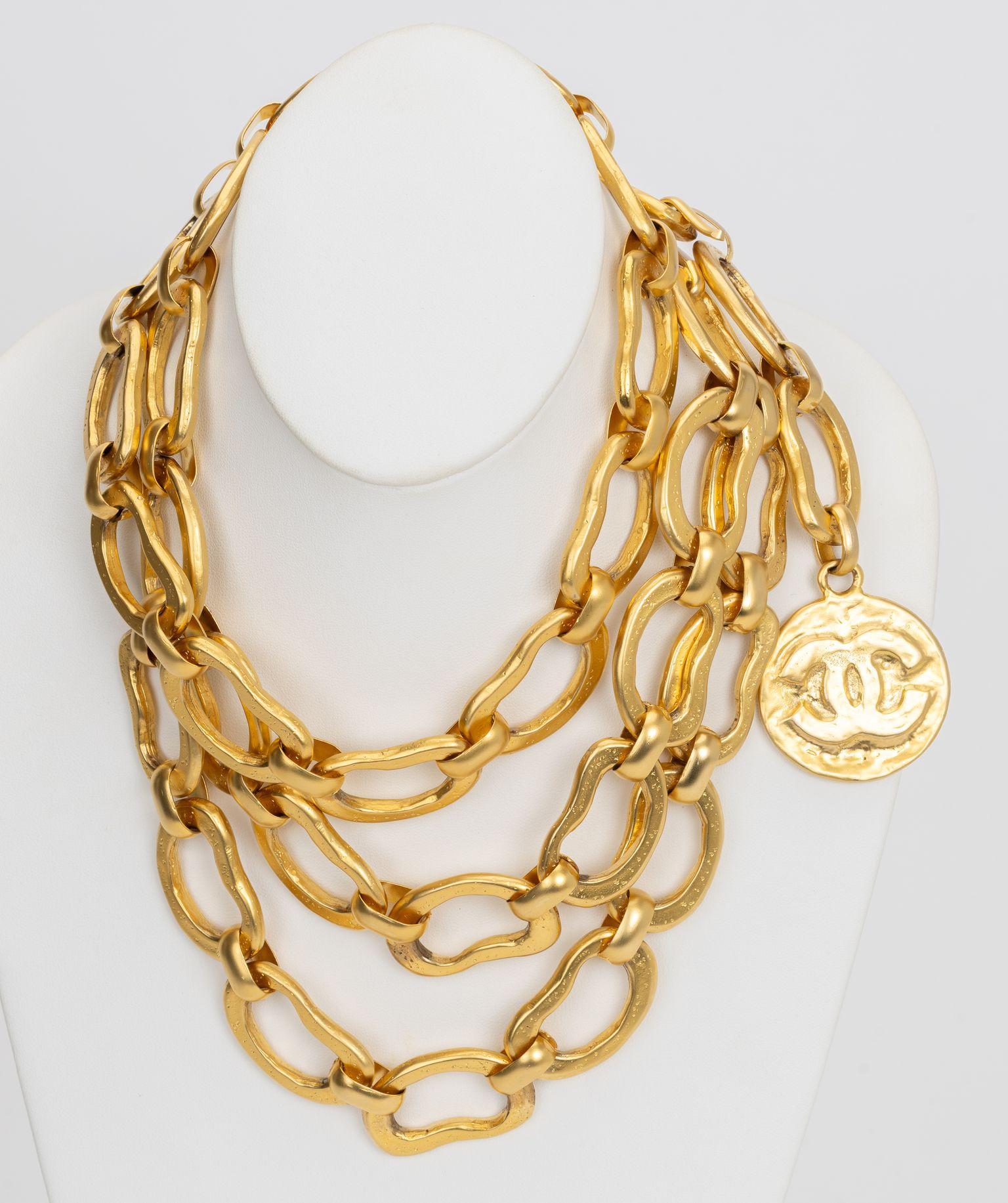 Chanel Sammlerstück Gürtel/Halskette mit zwei Strängen. Satinierte Goldoberfläche und cc-Goldmünzen-Charme. Can als Halskette lang, doppelt oder als Gürtel getragen werden. Collection'S Herbst 93, kommt mit Originalverpackung.