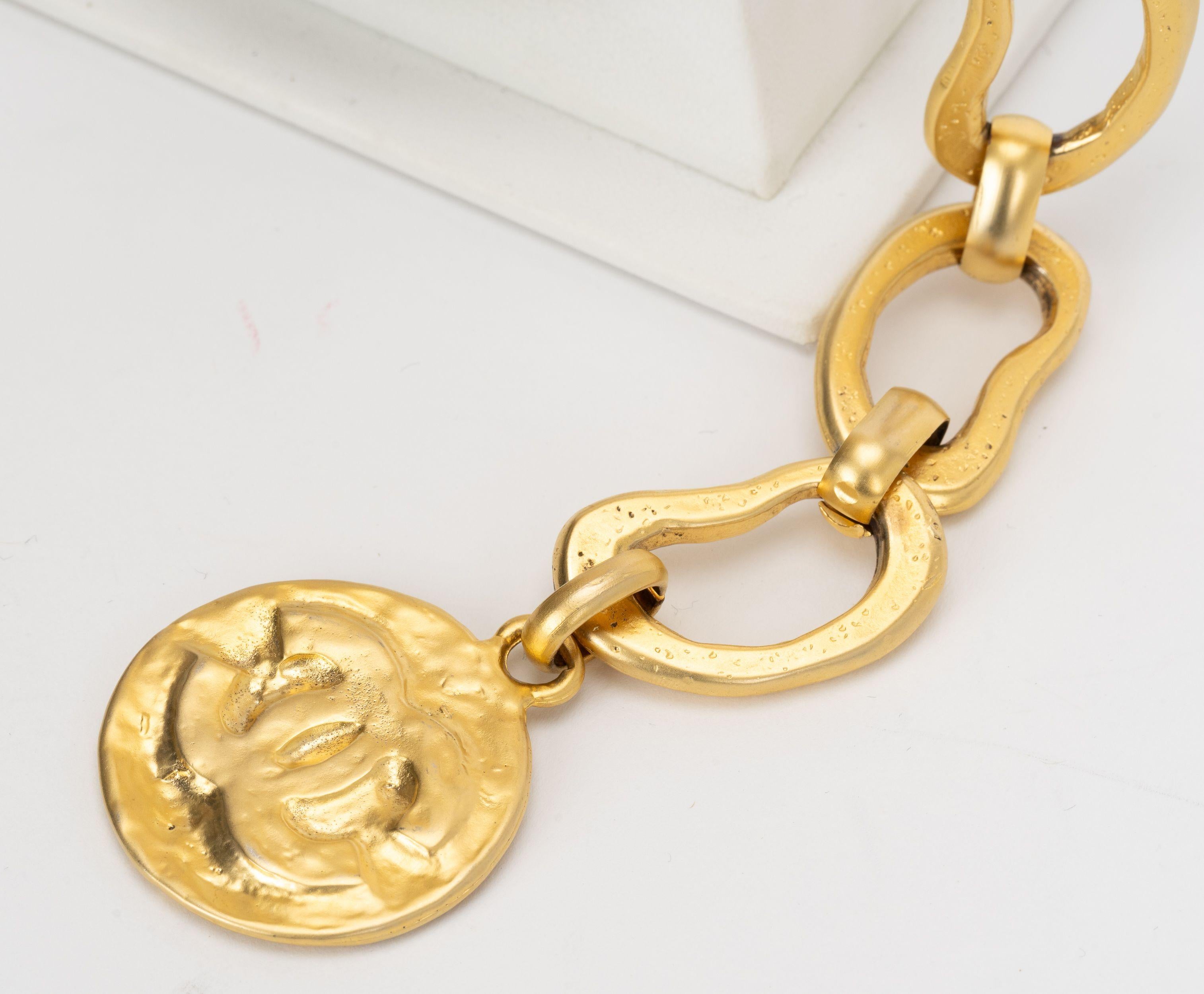 Chanel Oversize 93 Satin Goldgürtel/Halskette aus Satin im Angebot 1