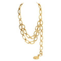 Ceinture/collier Chanel surdimensionnée 93 en satin doré