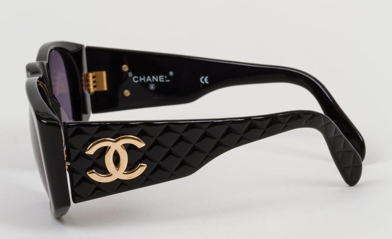 Oversized sunglasses Chanel Black in Plastic - 29930738