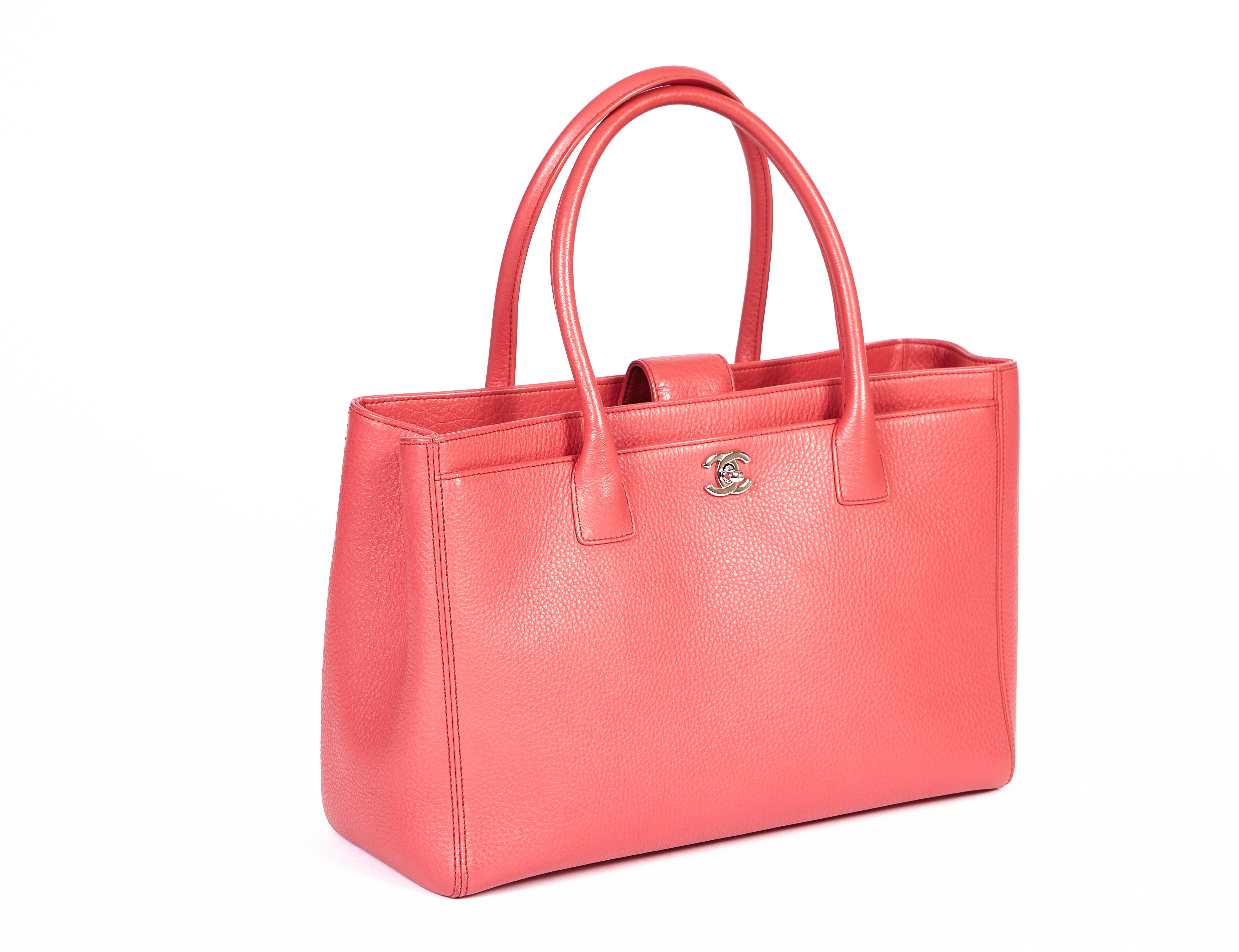 Chanel Oversize Coral Caviar Tote In Excellent Condition For Sale In West Hollywood, CA