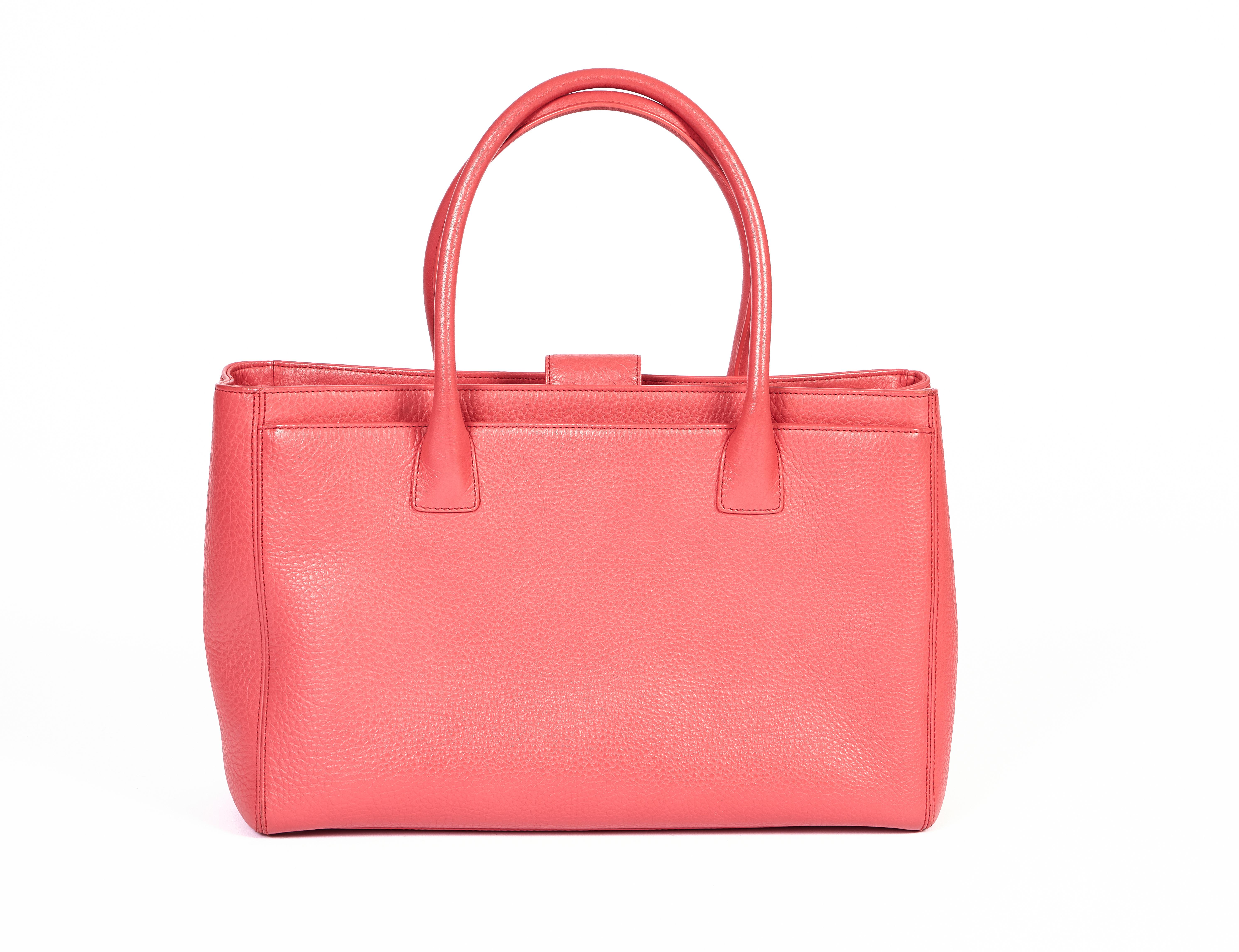 Women's Chanel Oversize Coral Caviar Tote For Sale