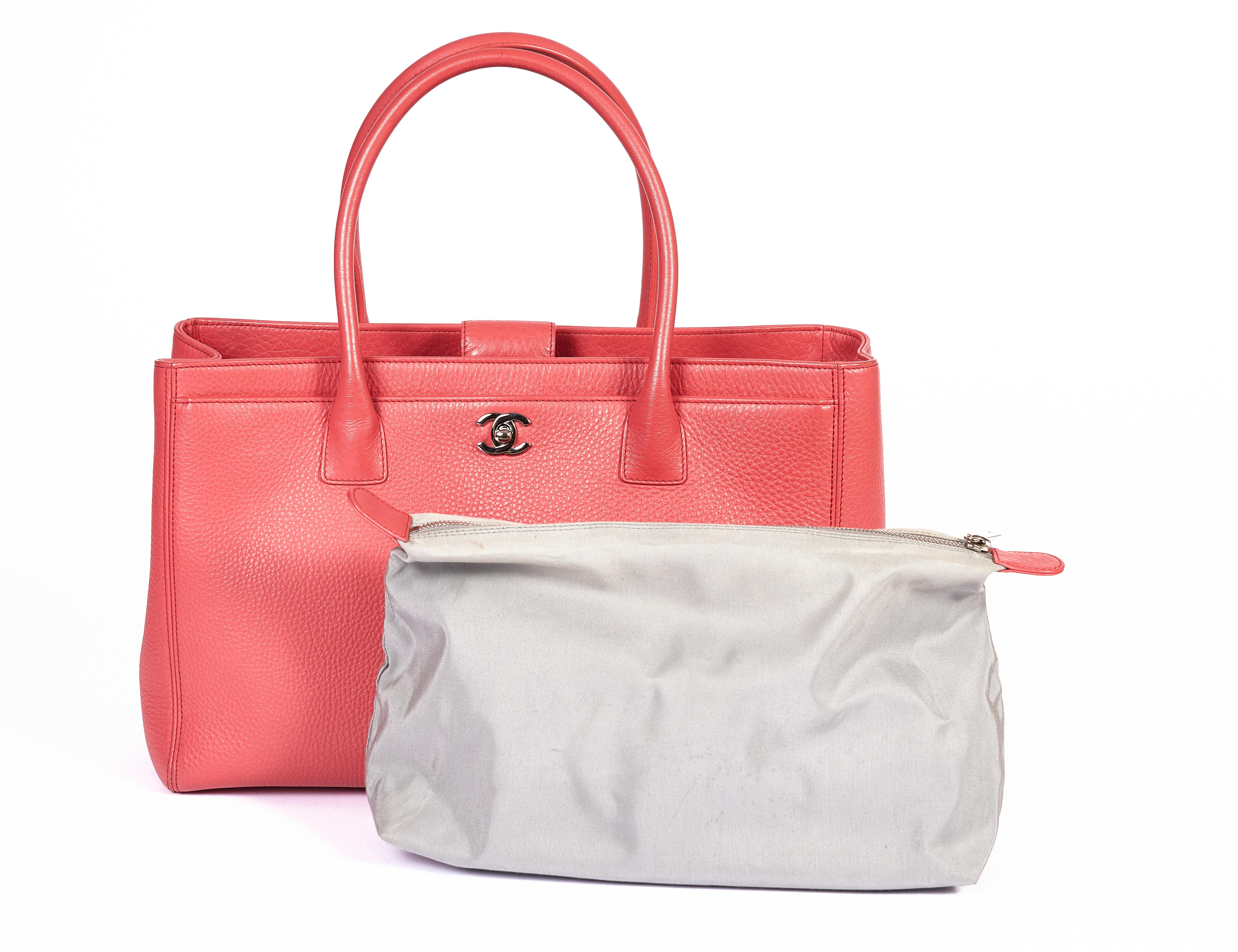 Tote Chanel oversize in caviale di corallo in vendita 1