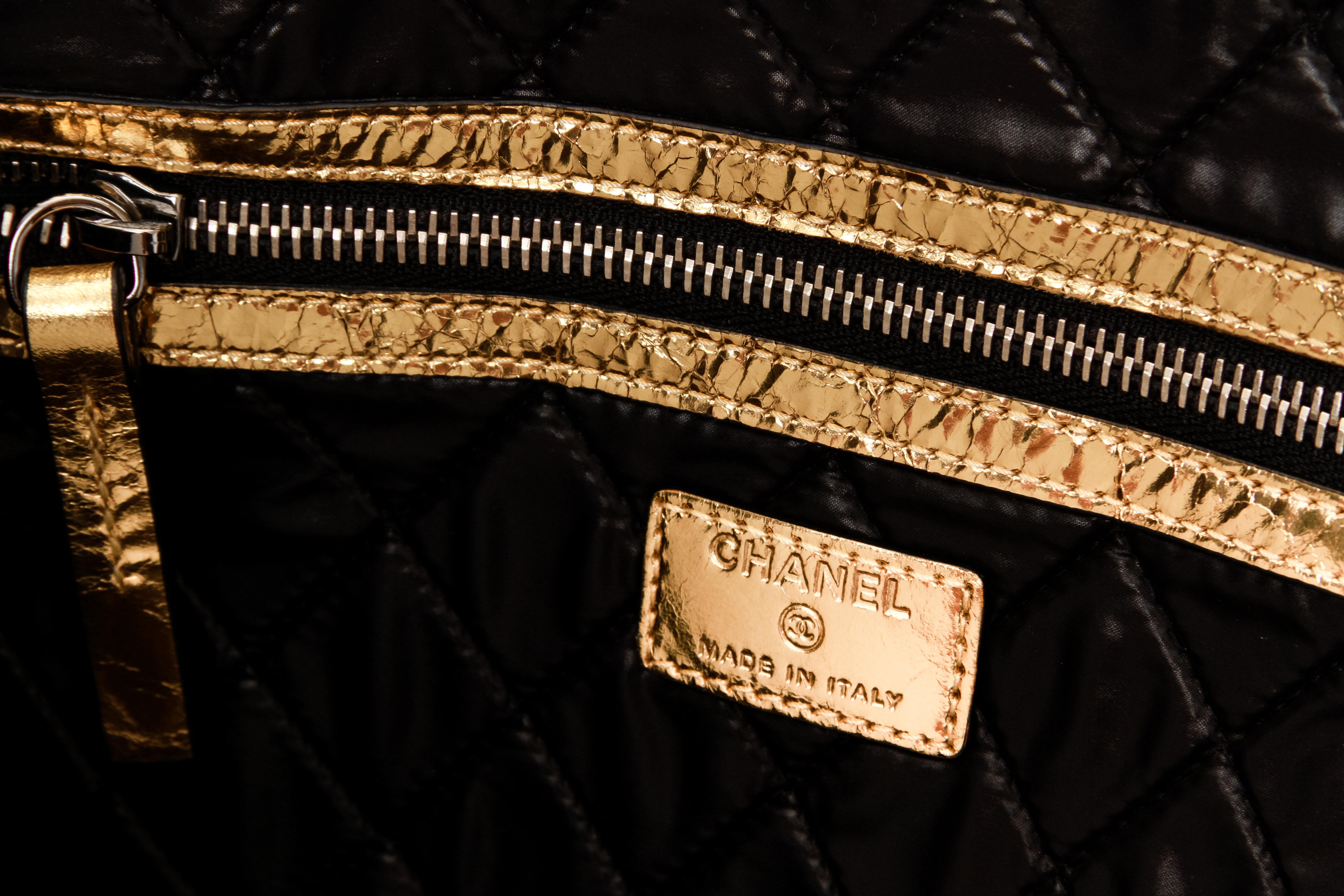 Chanel Chanel Oversize Clutch aus goldenem Leder im Angebot 5
