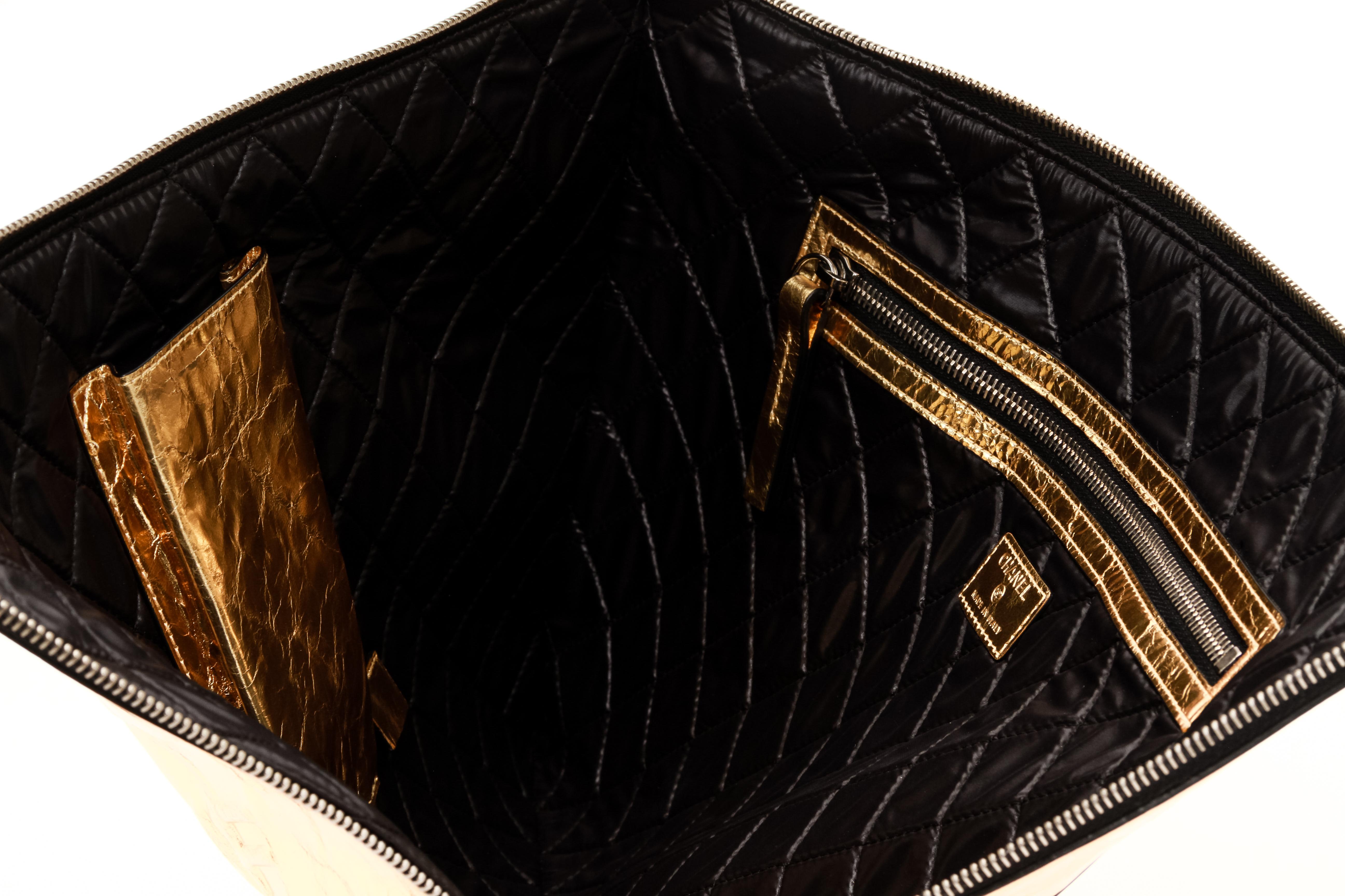 Chanel Chanel Oversize Clutch aus goldenem Leder im Angebot 6