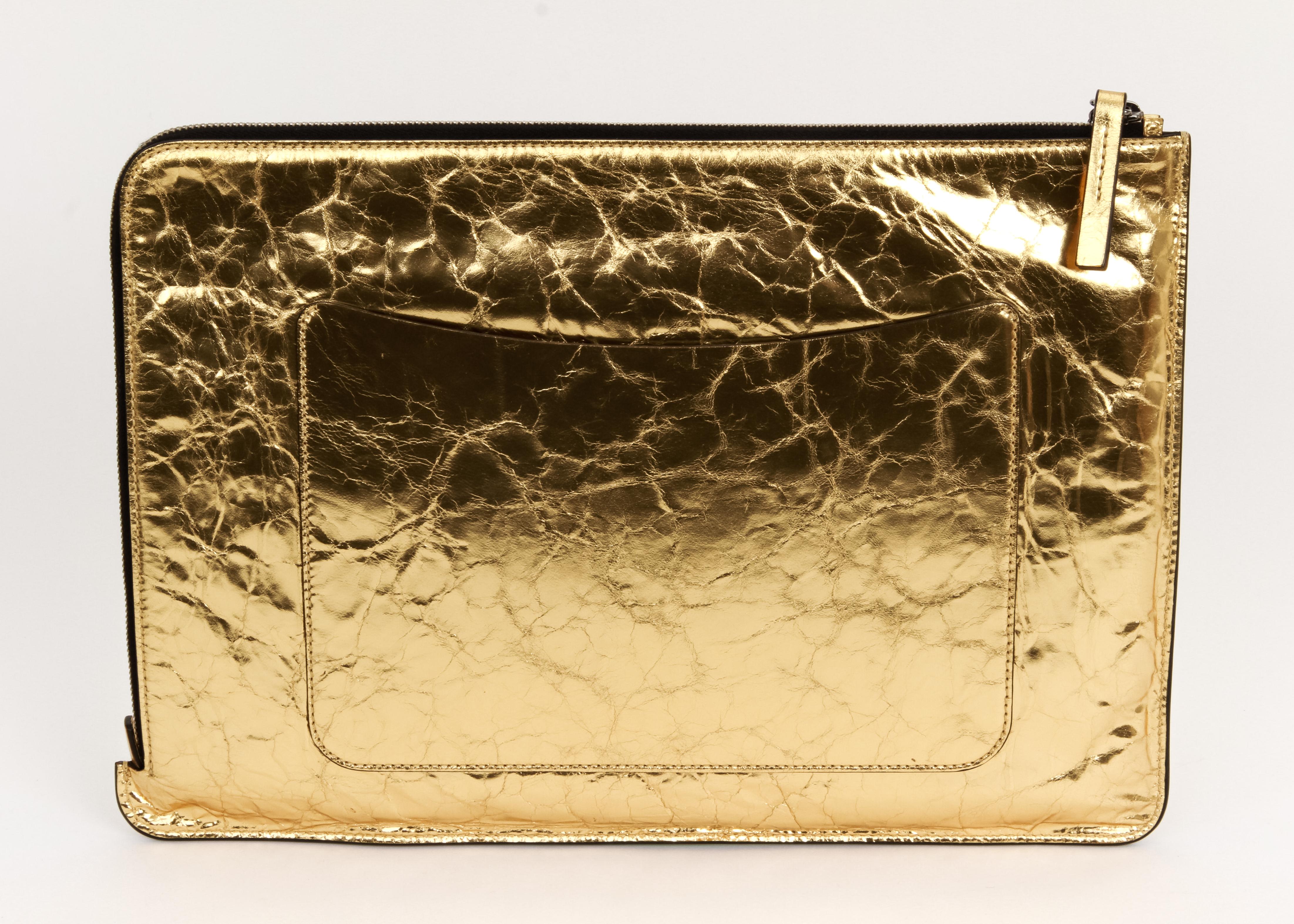 Chanel Chanel Oversize Clutch aus goldenem Leder im Angebot 1