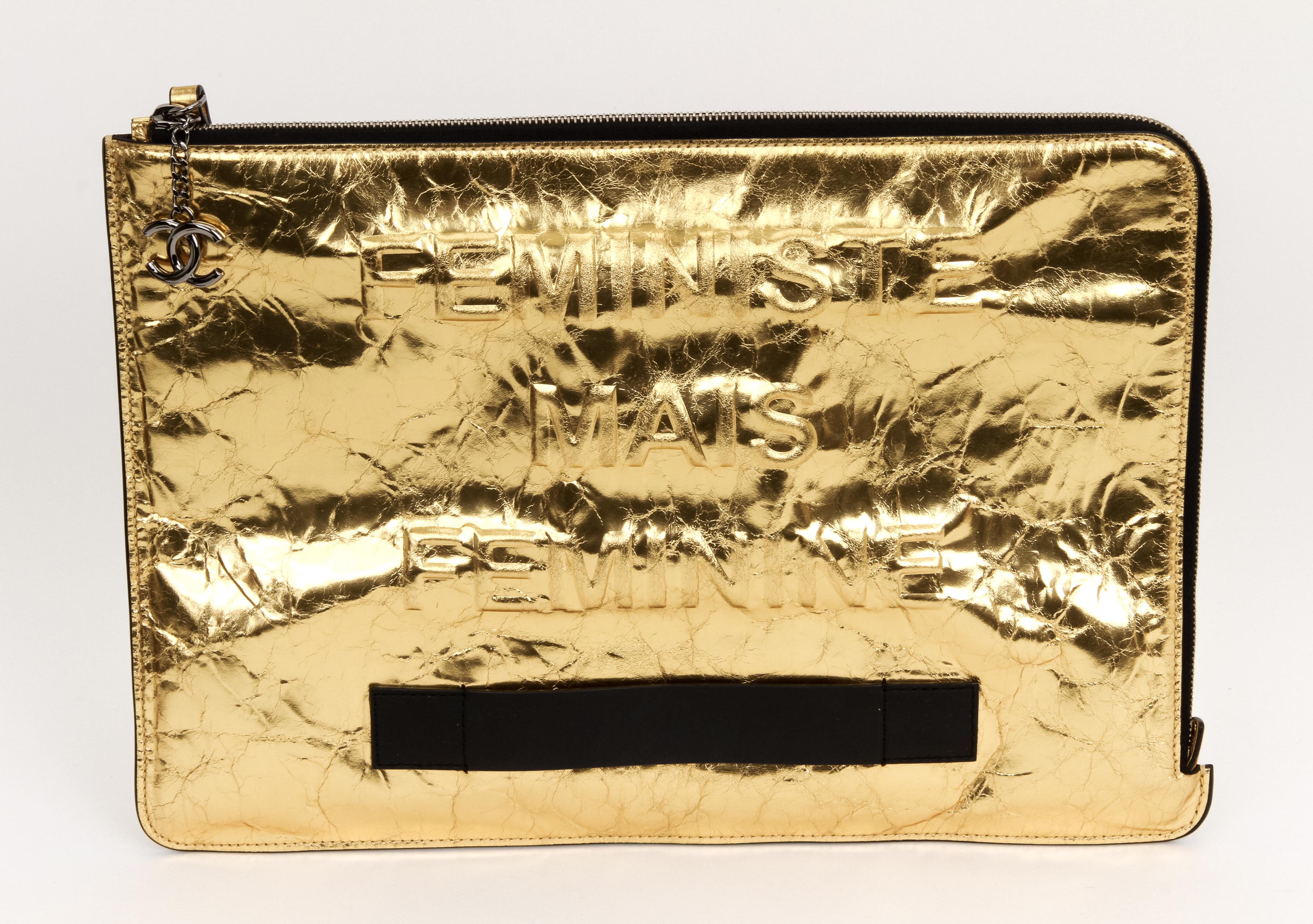 Chanel Chanel Oversize Clutch aus goldenem Leder im Angebot 2
