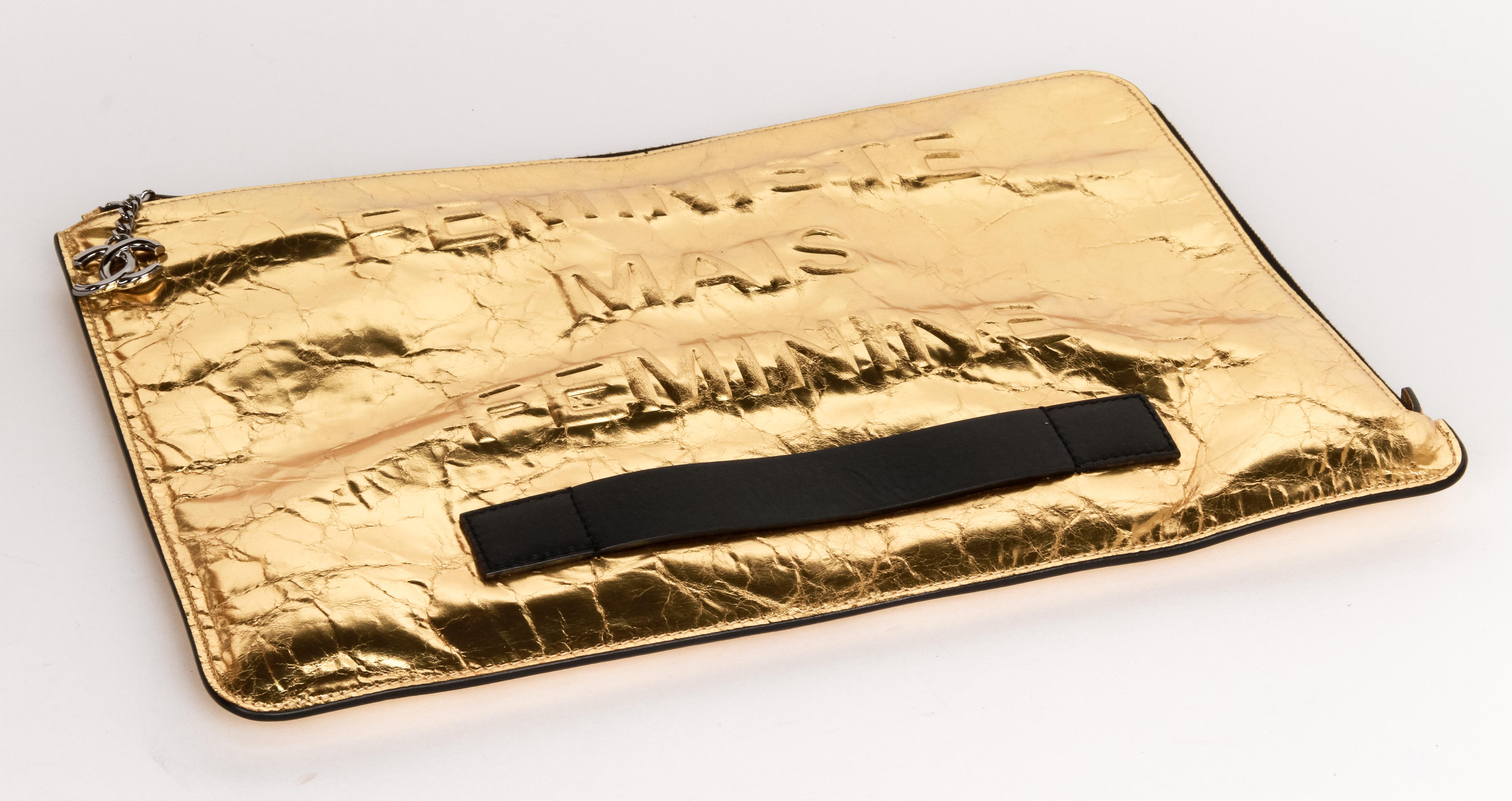 Chanel Chanel Oversize Clutch aus goldenem Leder im Angebot 4