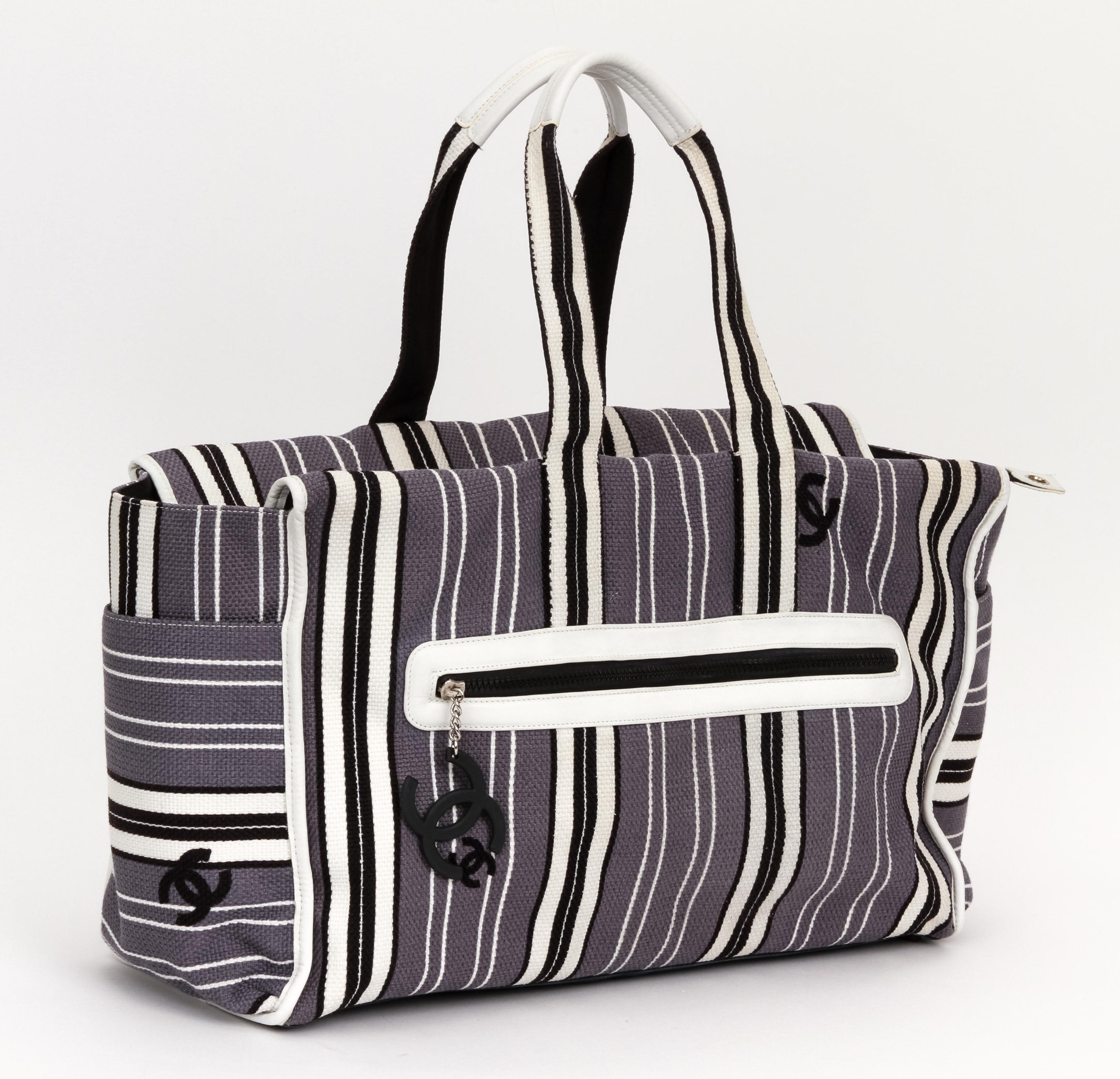 Gestreifte Strandtasche in Übergröße von Chanel in Grau, Weiß und Schwarz. Außentasche mit Reißverschluss und Innentasche mit Reißverschluss. Neuwertiger Zustand, Schulterhöhe 10