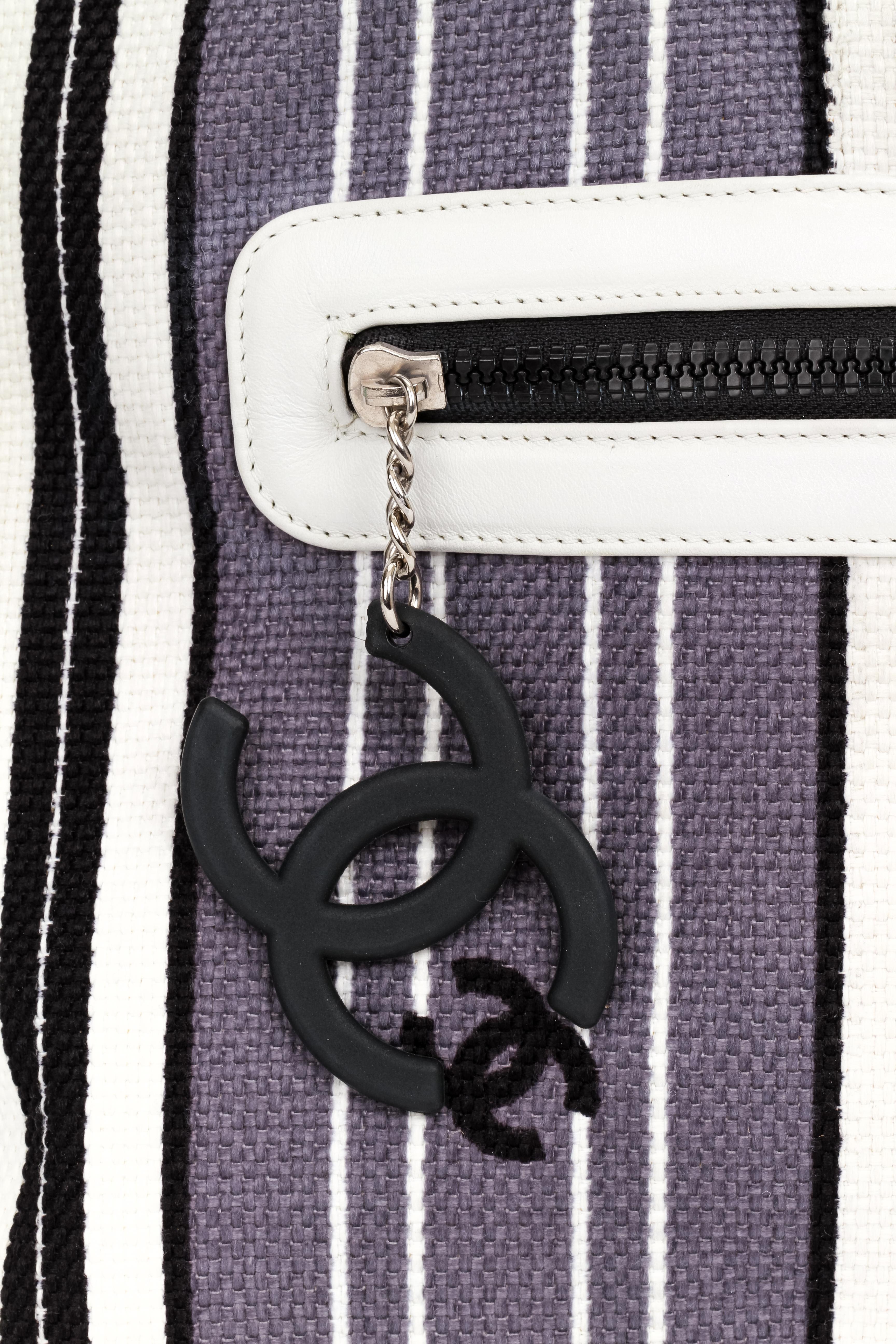 Chanel Chanel Oversize gestreifte Strandtasche im Angebot 1