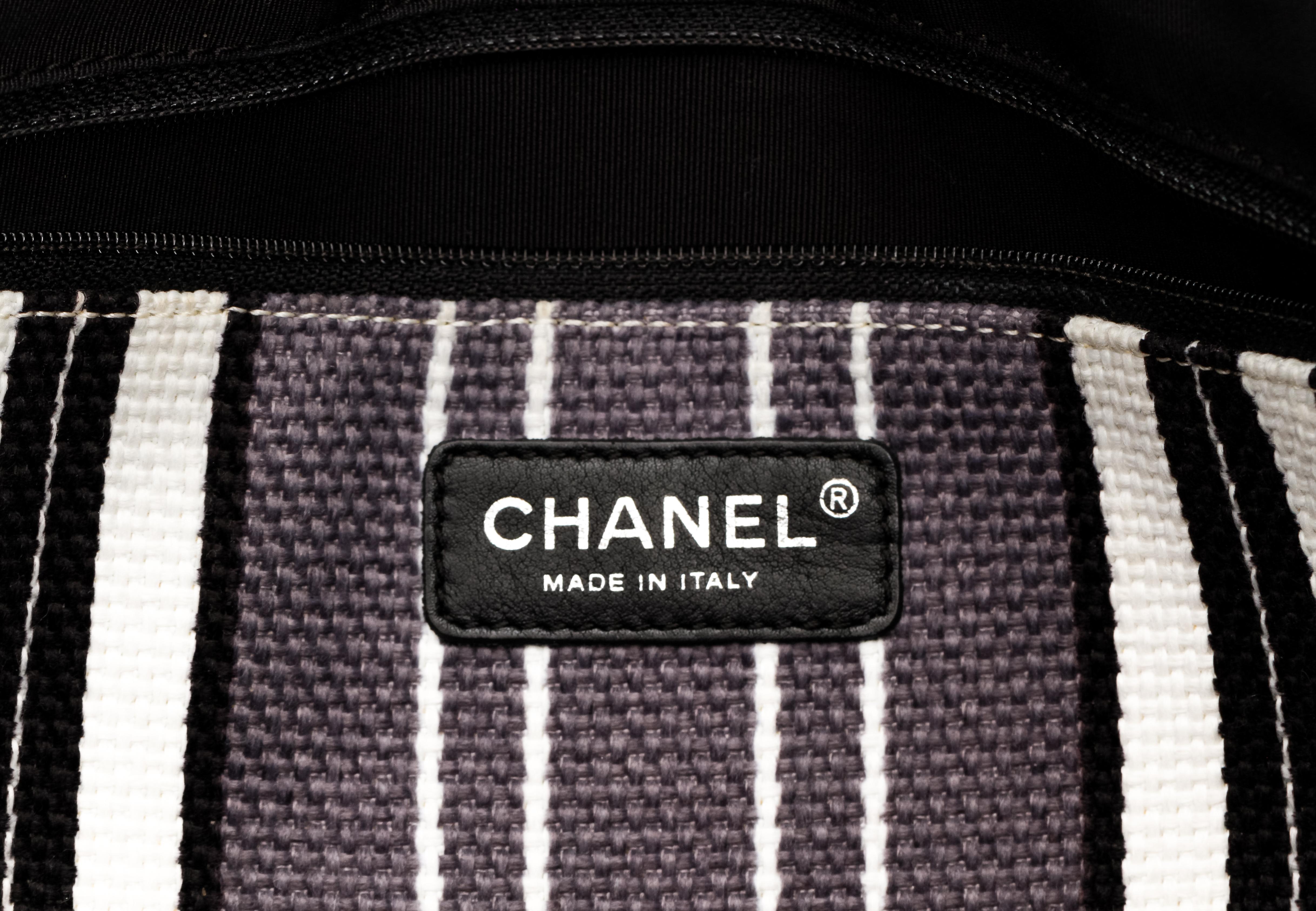 Chanel - Sac de plage surdimensionné à rayures en vente 2