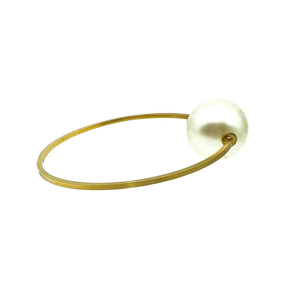 Llamativo brazalete CHANEL Oversize Whole Pearl ORBIT Colección 2013 en Bueno estado para la venta en Wilmslow, GB